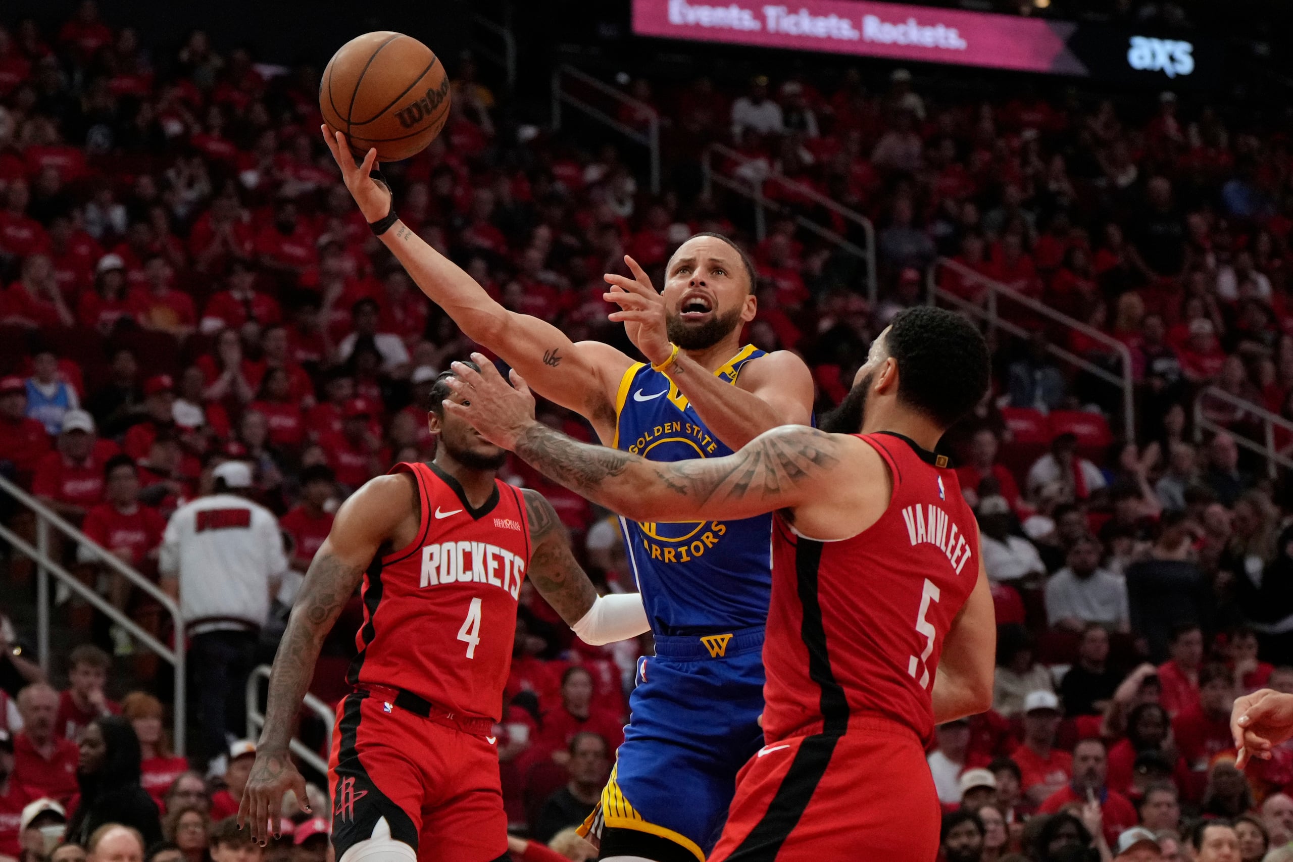Stephen Curry (30), de los Warriors de Golden State, dispara a la canasta contra Jalen Green (4) y Fred VanVleet (5), de los Rockets de Houston, durante la segunda mitad del juego 1 de la serie de playoffs del baloncesto de la NBA en Houston, el domingo 20 de abril de 2025.