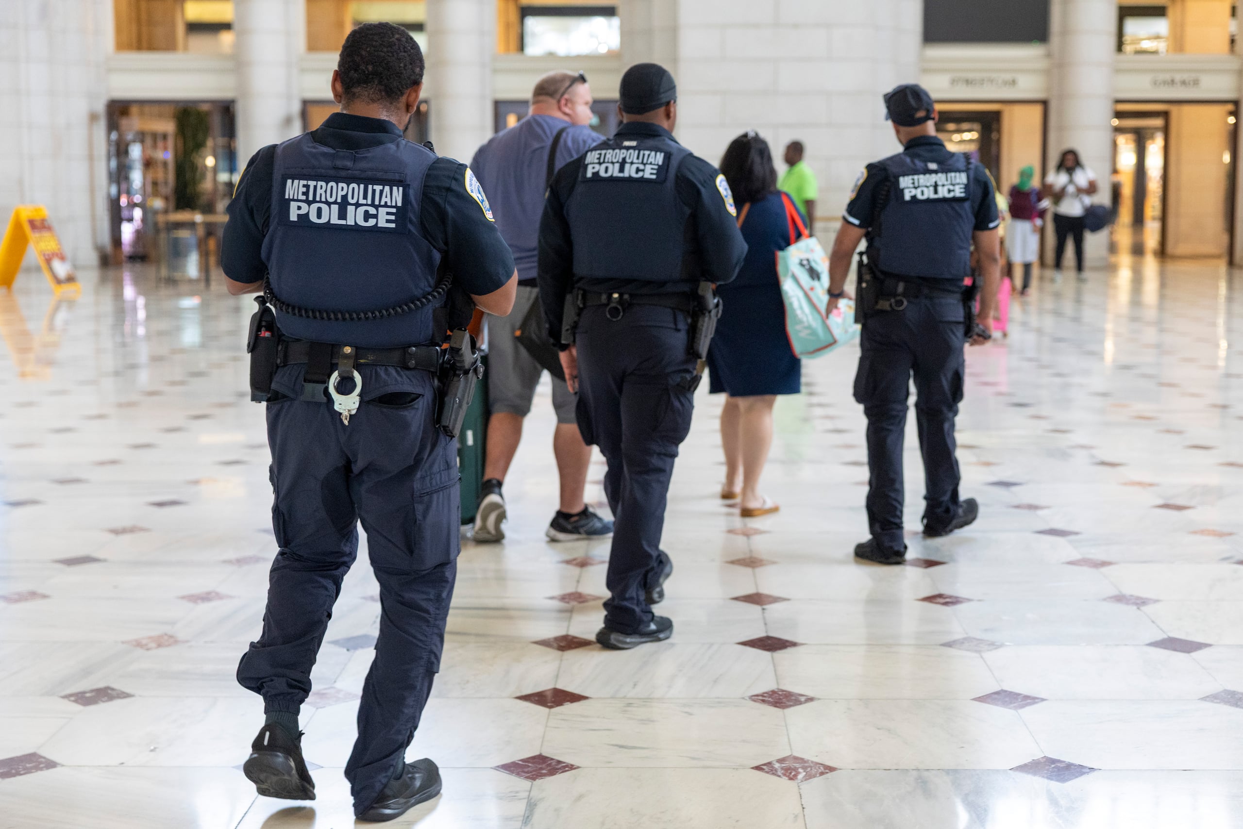 Oficiales del Departamento de Policía Metropolitana Federalizada patrullan la estación Union en Washington D. C., Estados Unidos. (EFE/SHAWN THEW)