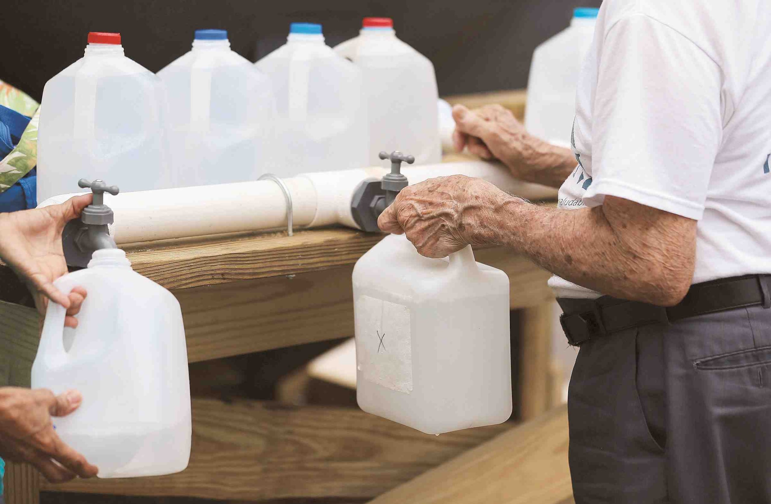 Se invitó a la ciudadanía a reciclar los galones y botellas de plástico.