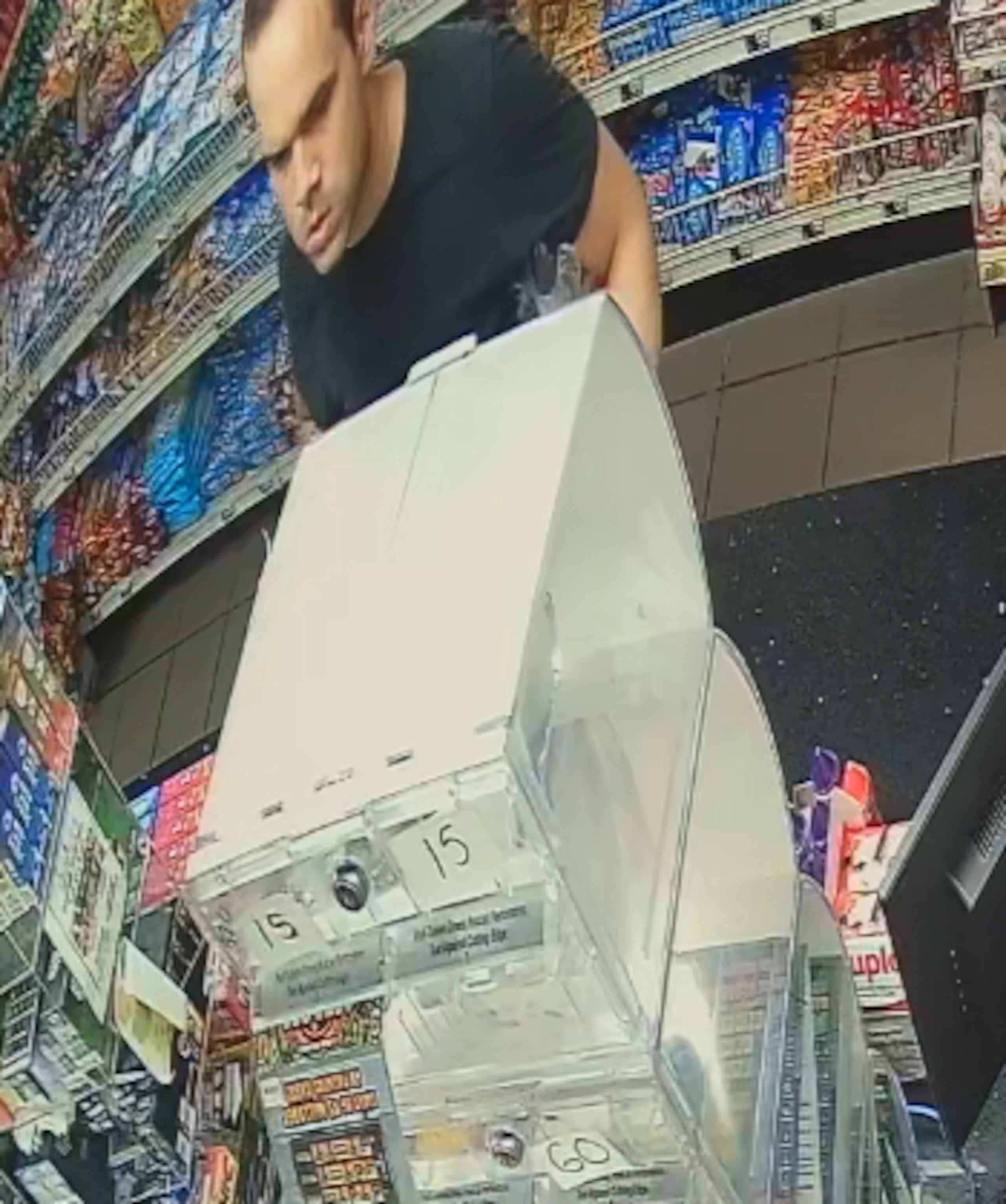 Este hombre es sospechoso de asaltar la gasolinera Texaco, en Villa Turabo, Caguas, la madrugada del 24 de julio.