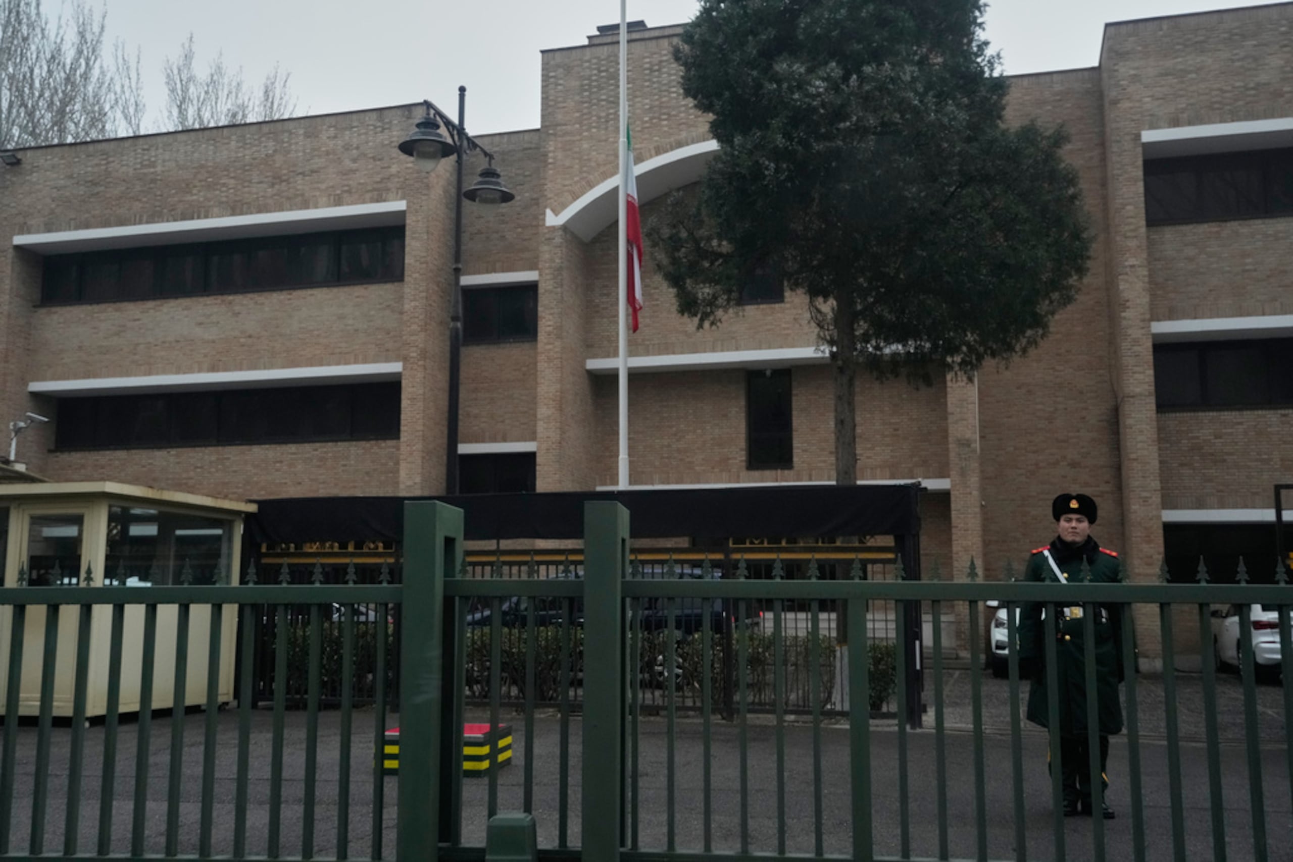 La bandera de Irán fue izada a media asta en la embajada de Irán en Pekín, China, el lunes 2 de marzo de 2026.