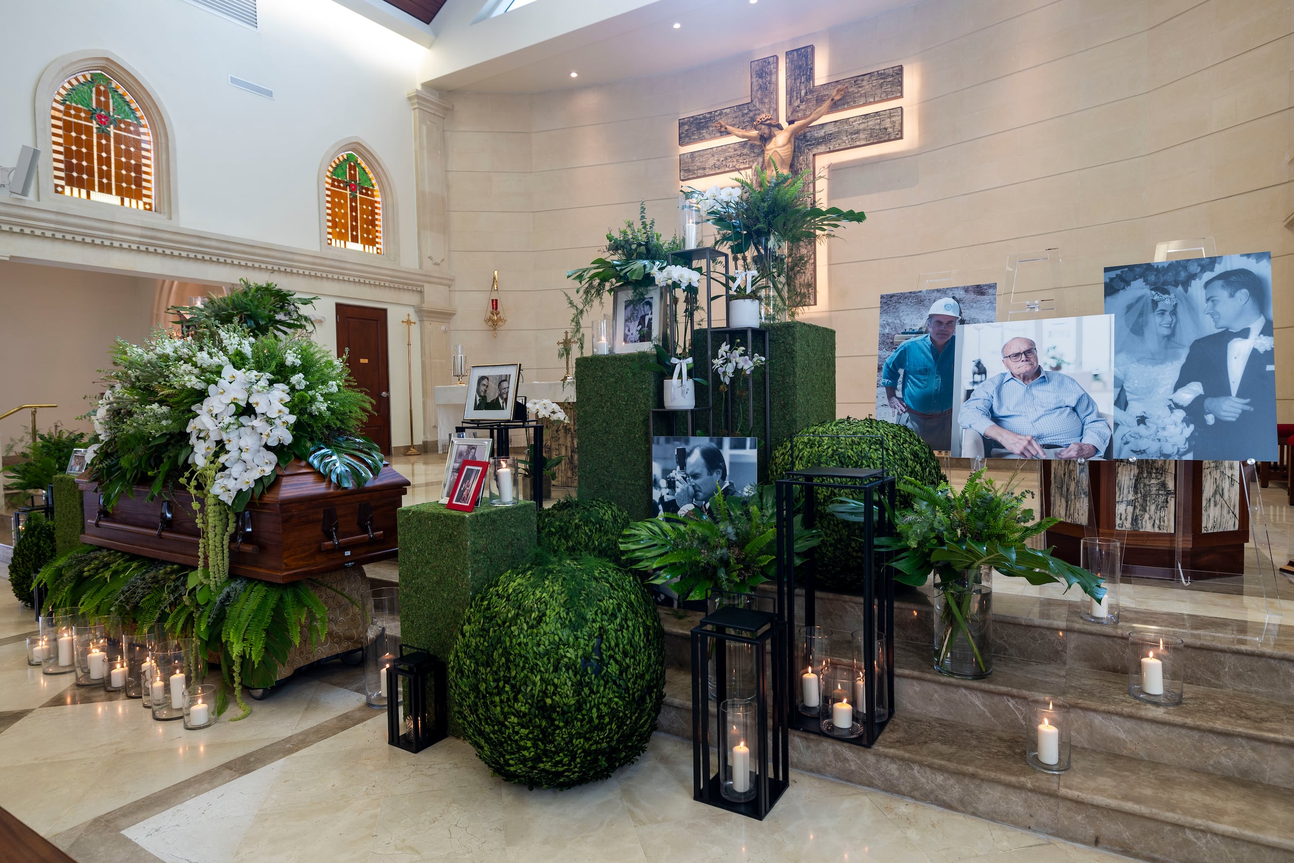 Centenares de amigos, empleados y figuras públicas mostraron sus respetos en la ceremonia religiosa, que se llevó a cabo en la Parroquia Stella Maris, en El Condado, que él ayudó a remodelar.