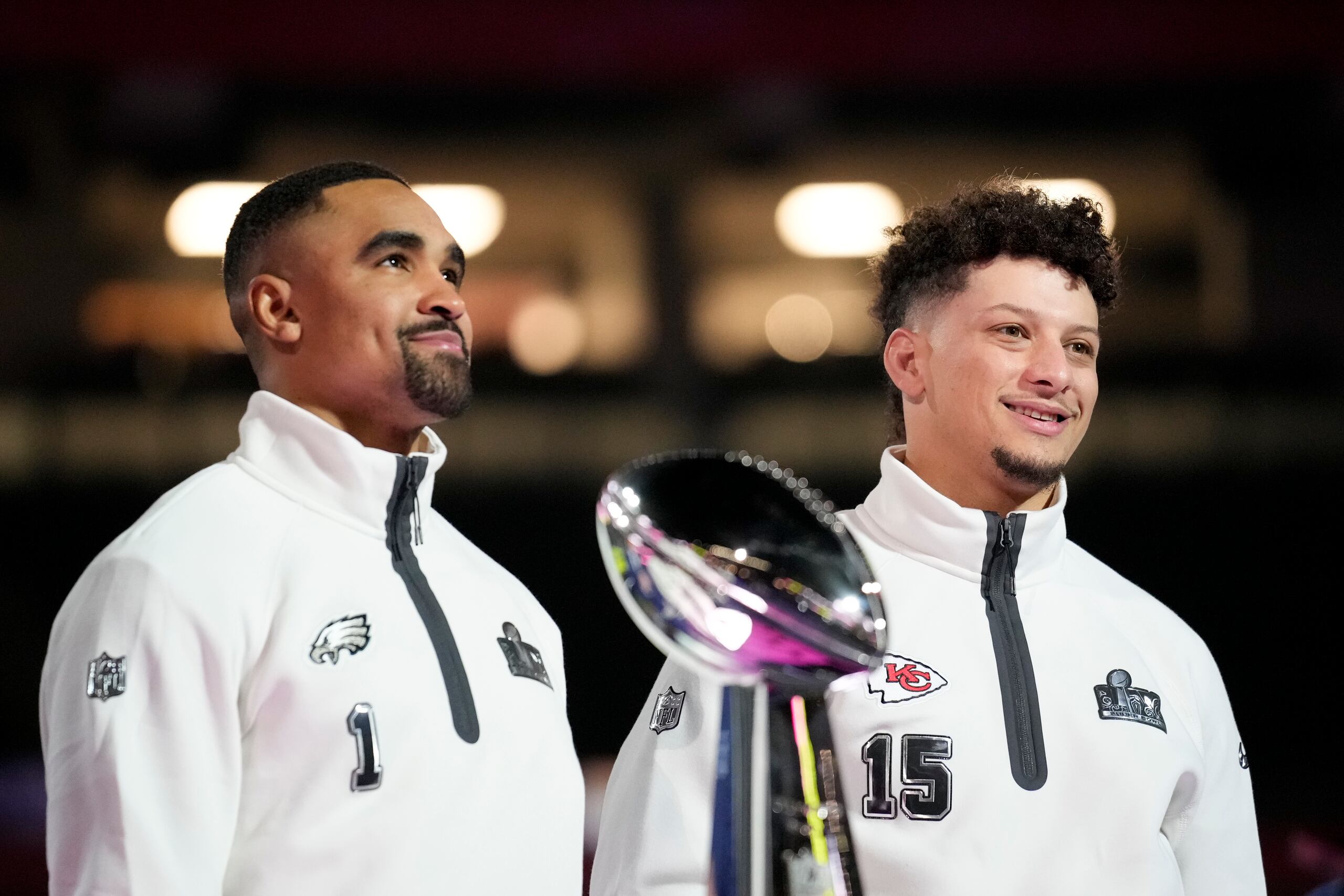 Jalen Hurts, de los Eagles de Filadelfia, y Patrick Mahomes, de los Chiefs de Kansas City, posan con el trofeo Vince Lombardi en la noche inaugural del Super Bowl LIX, el lunes, 3 de febrero de 2025, en Nueva Orleans.