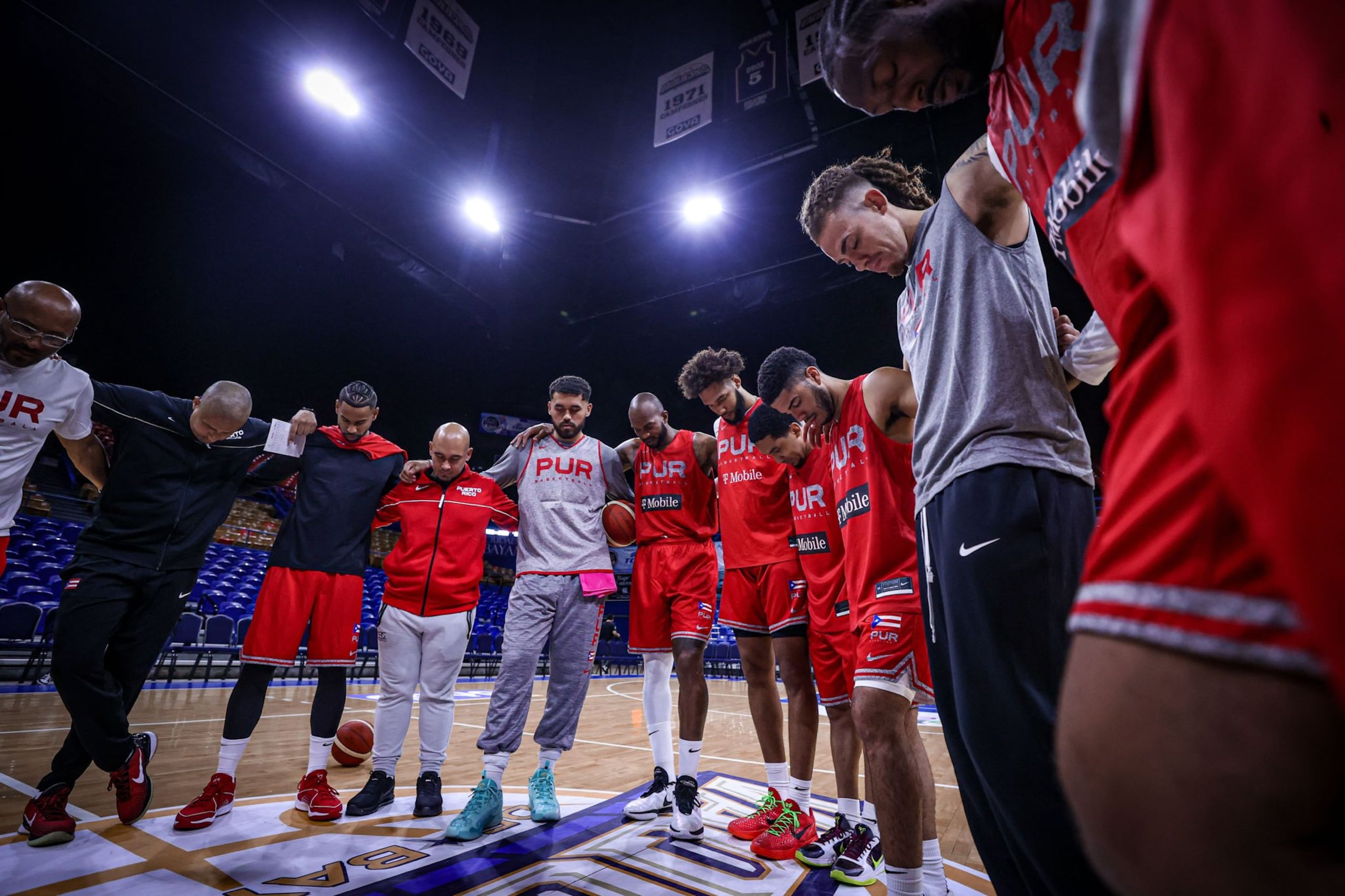 Los integrantes de la Selección Nacional inclinan cabezas para una oración previo al inicio de la práctica en el Coliseo Rubén Rodríguez de Bayamón este martes.