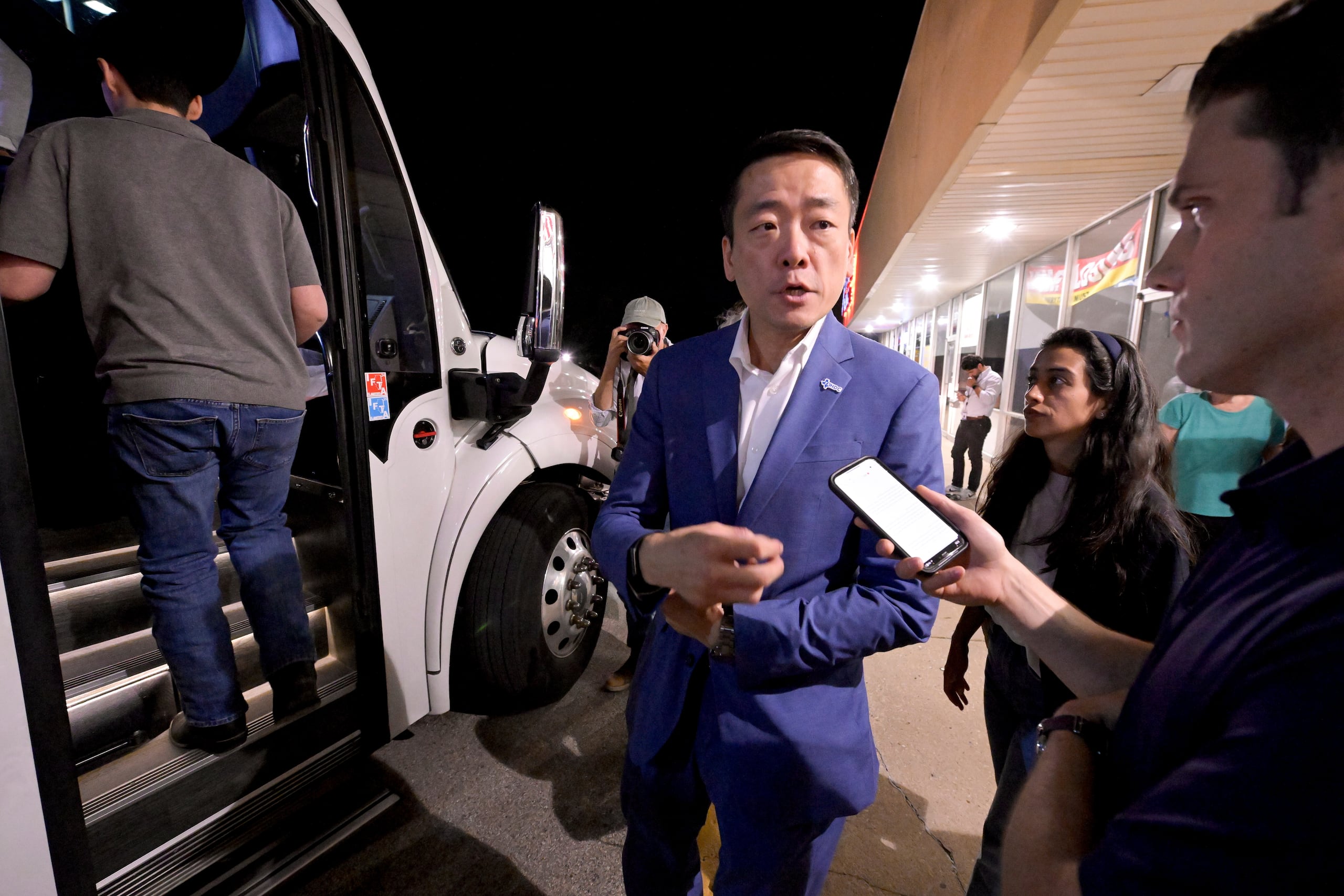 El presidente de la bancada demócrata en la Cámara de Representantes de Texas, Gene Wu, aborda un autobús junto a otros legisladores después de una conferencia de prensa con el gobernador de Illinois, JB Pritzker, en la oficina del Partido Demócrata del condado de DuPage, el domingo 3 de agosto de 2025, en Carol Stream, Illinois. (AP Foto/Mark Black)