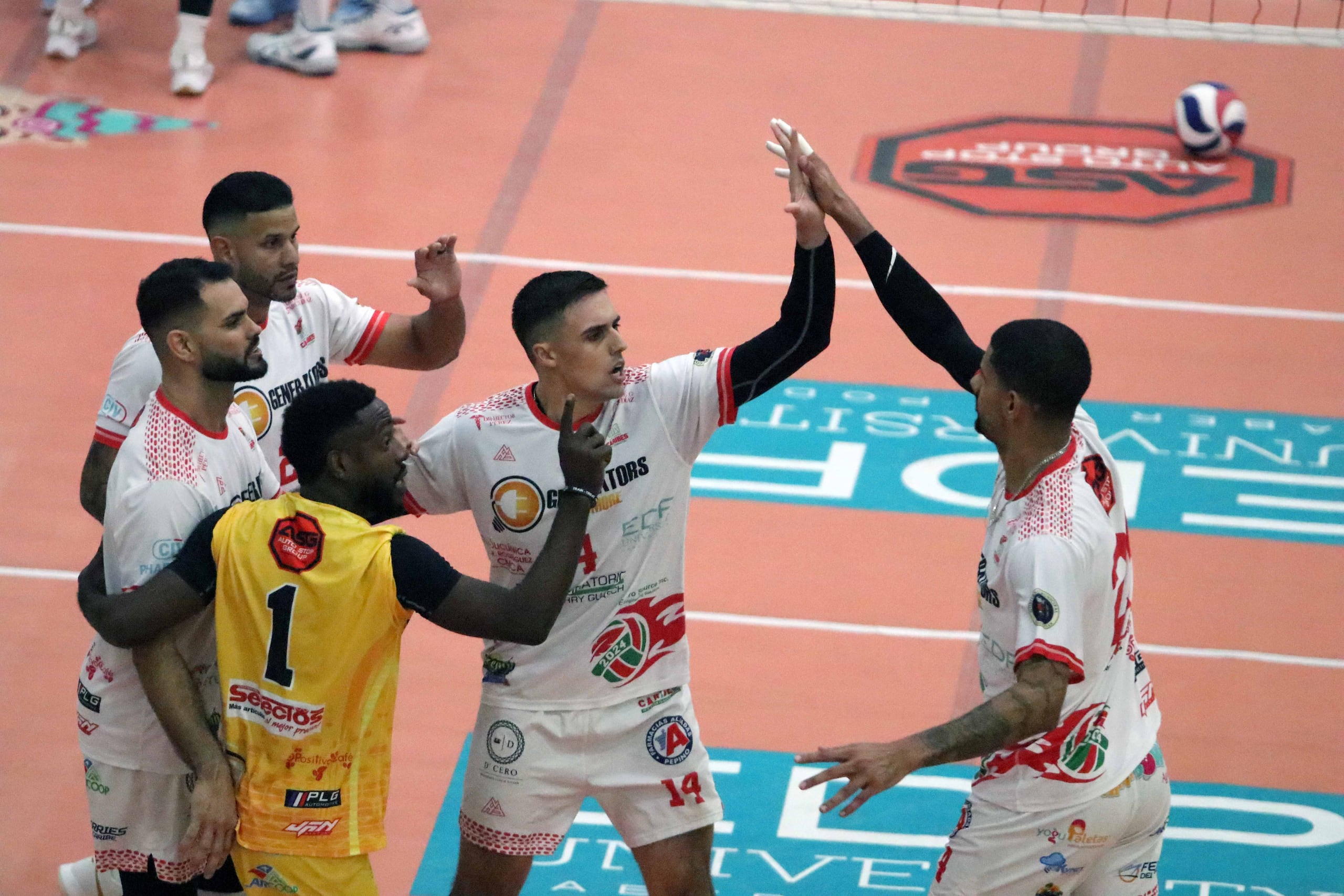 Caribes de San Sebastián celebran después de anotar un punto contra los Mets de Guaynabo en el primer juego de la final 2024 de la LVSM.