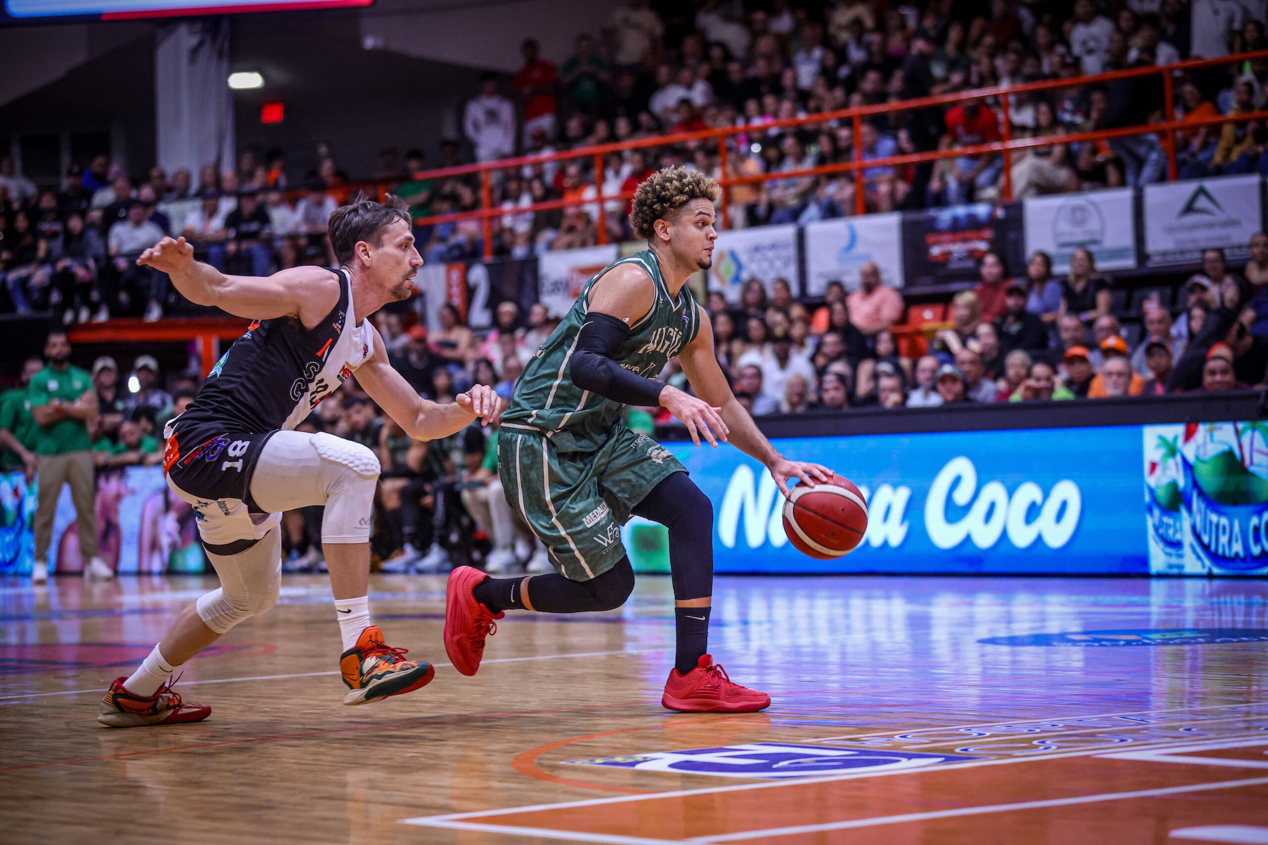 El armador de los Indios de Mayagüez, Georgie Pacheco, busca atacar el canasto frente a los Atléticos de San Germán.