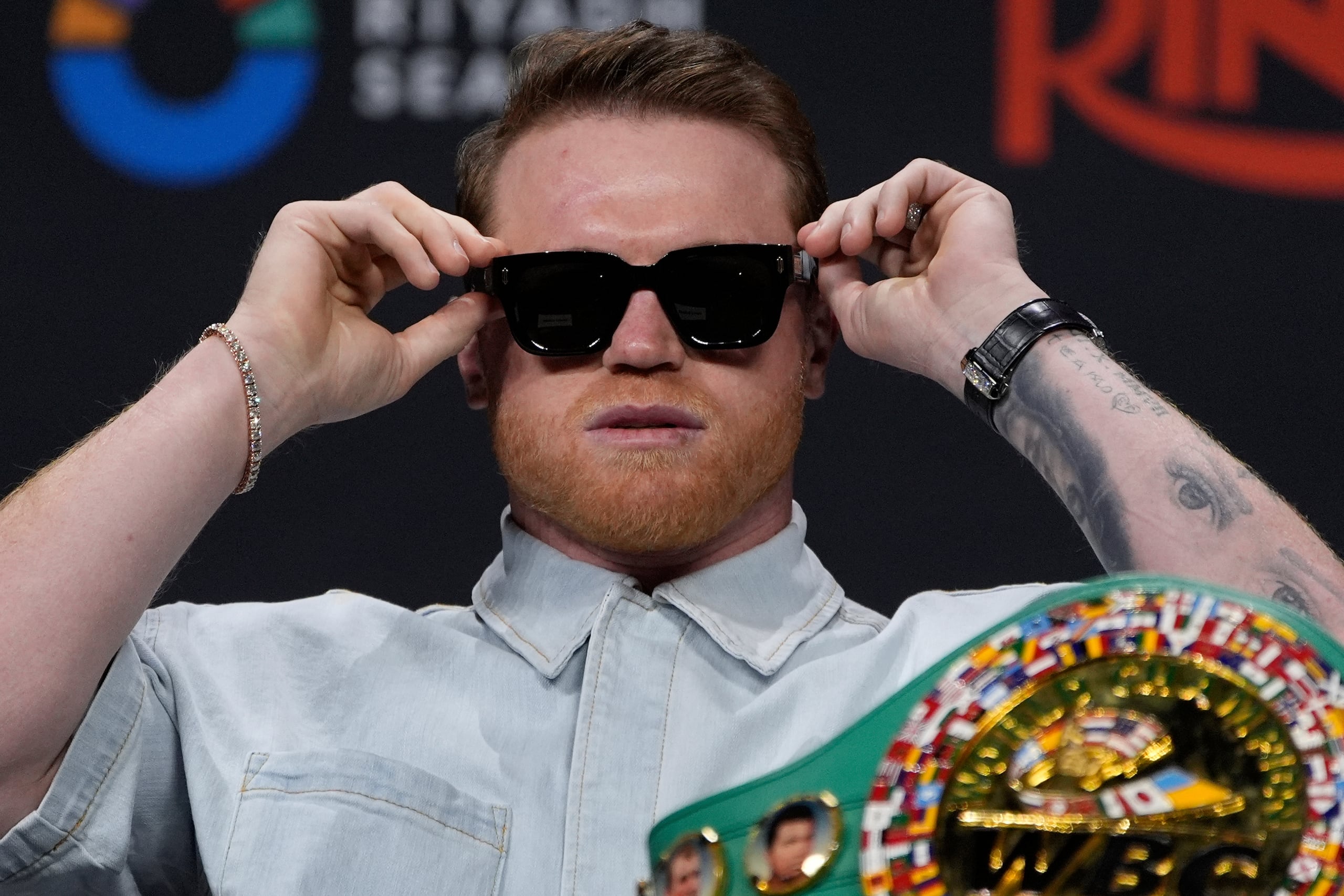 Saúl "Canelo" Álvarez se ajusta los lentes oscuros durante una conferencia de prensa, el 27 de junio de 2025, en Las Vegas.