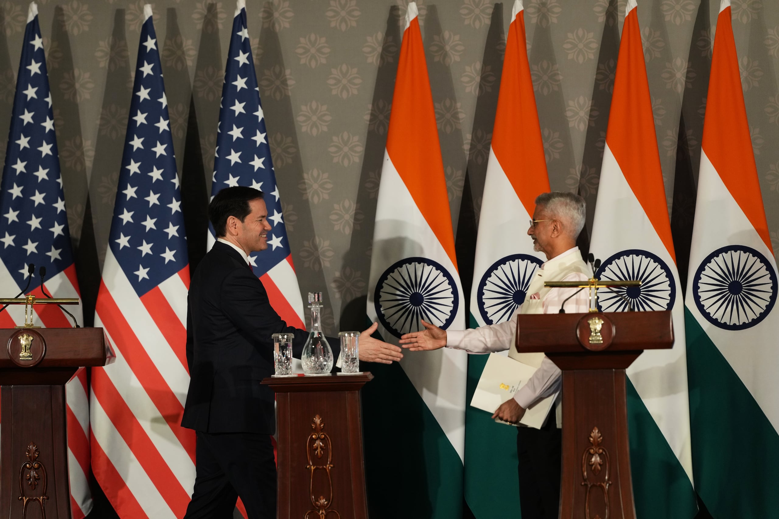 El secretario de Estado de Estados Unidos, Marco Rubio, a la izquierda, camina para estrechar la mano del ministro indio de Relaciones Exteriores, S. Jaishankar, tras ofrecer una conferencia de prensa conjunta después de reunirse el domingo 24 de mayo de 2026, en Nueva Delhi, India. (AP Foto/Manish Swarup)