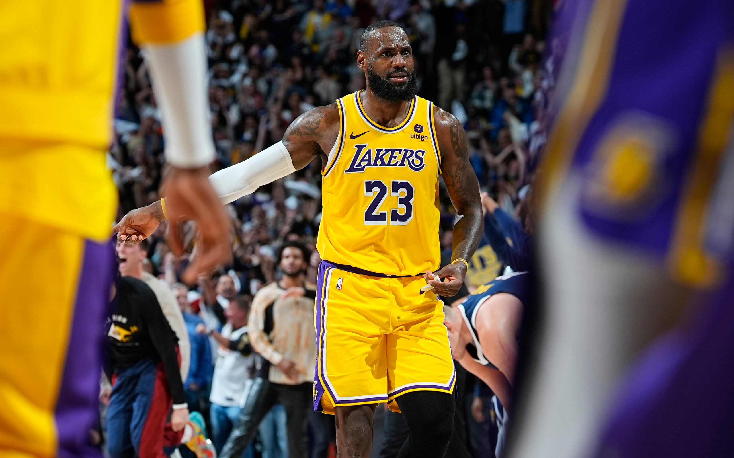 LeBron James reacciona mientras transcurre el tiempo final del partido y de su temporada.