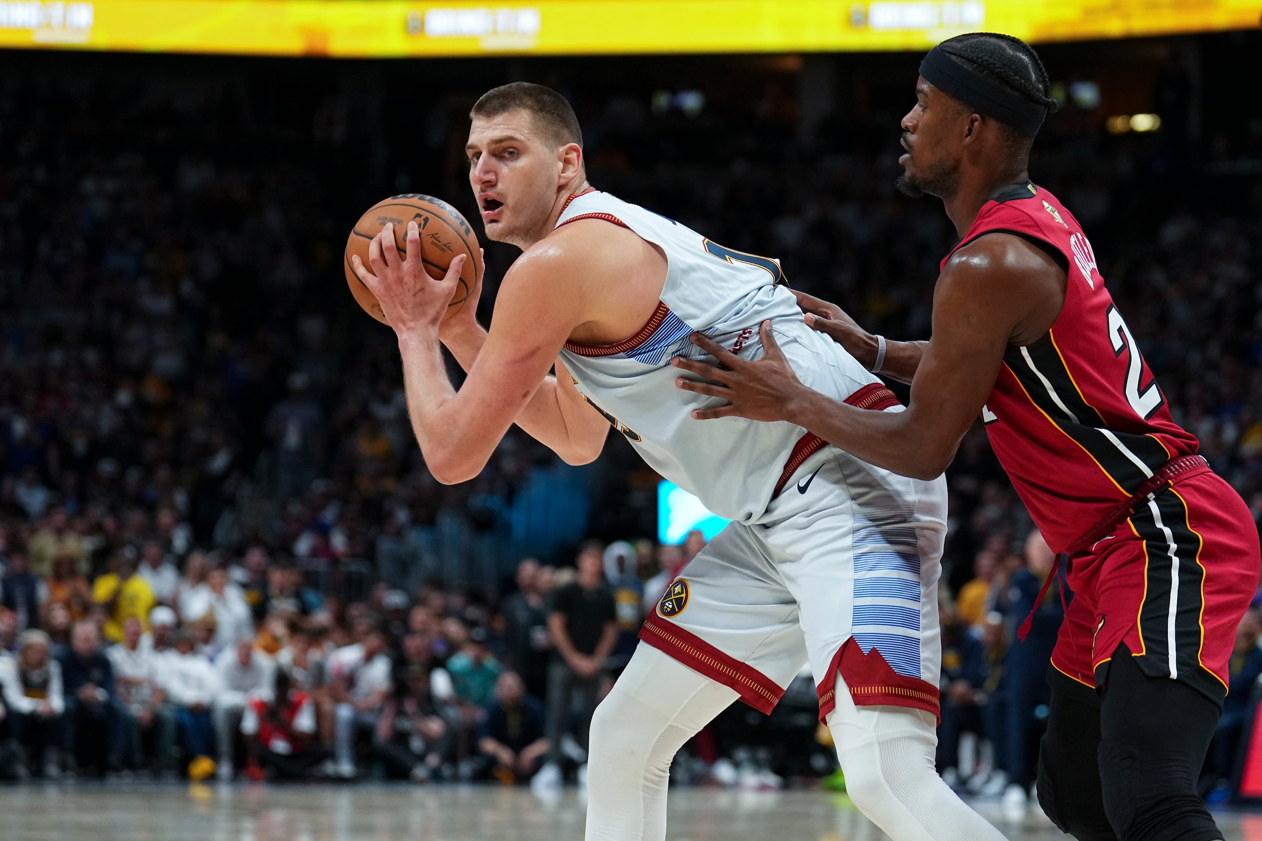 Nikola Jokic (izquierda), de los Nuggets de Denver, ante Butler del Heat de Miami.