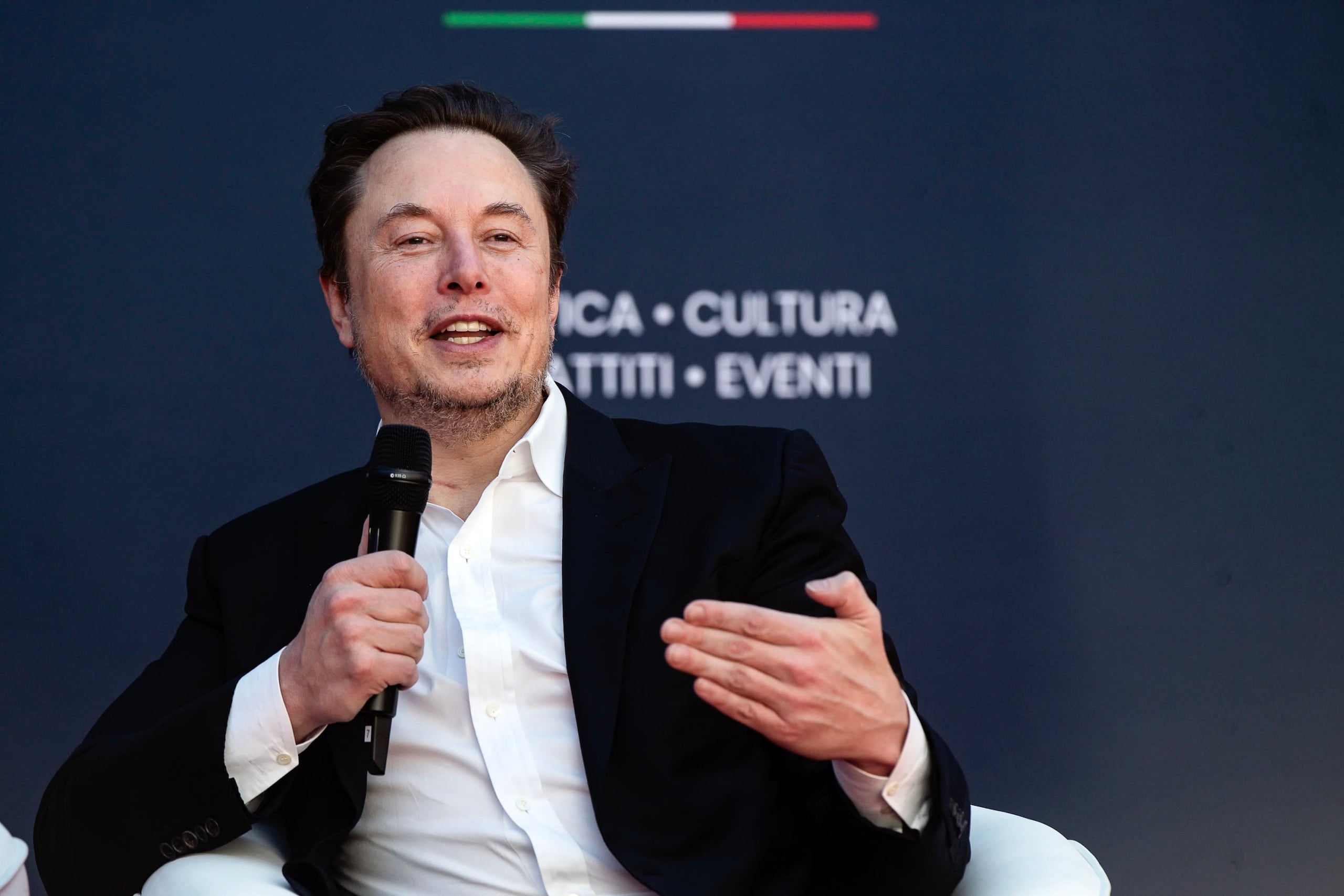 "El reinicio de la etapa superior para elevar el perigeo resultó en un RUD (desmontaje rápido no programado) del motor por razones actualmente desconocidas", escribió Musk en las redes sociales.