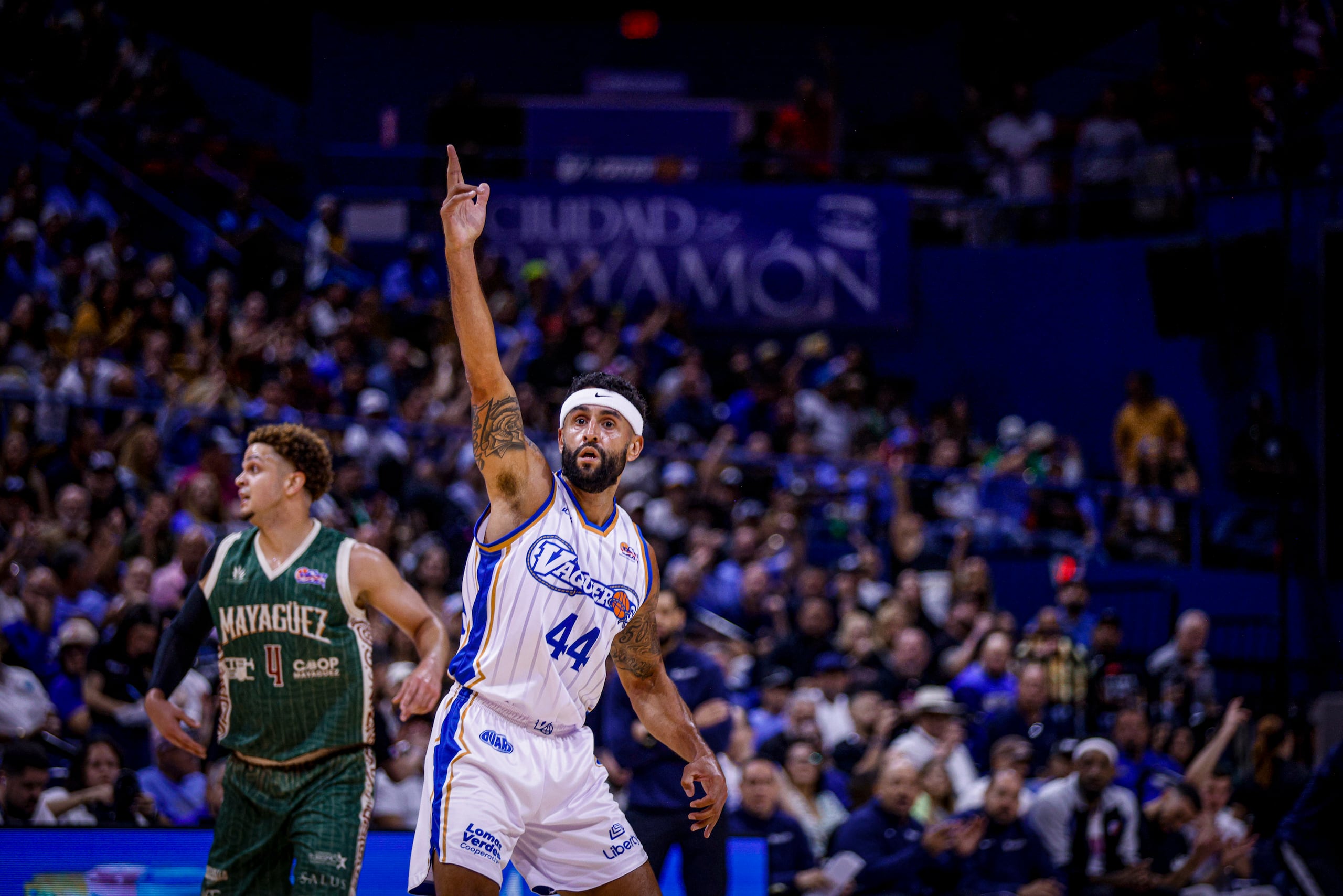 Javier Mojica festeja después de anotar un triple frente a los Indios de Mayagüez.