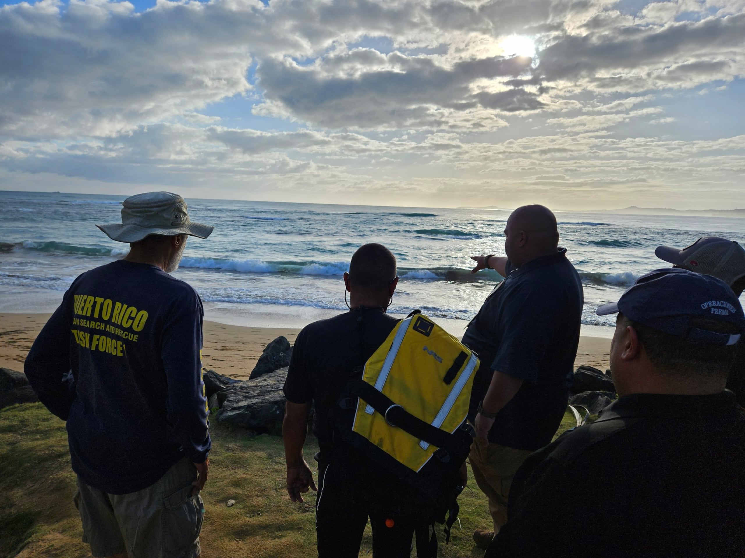 La búsqueda para encontrar al turista de 26 años que desapareció ayer tras ser arrastrado por la corriente reanudó en la madrugada del jueves en la playa La Pared.