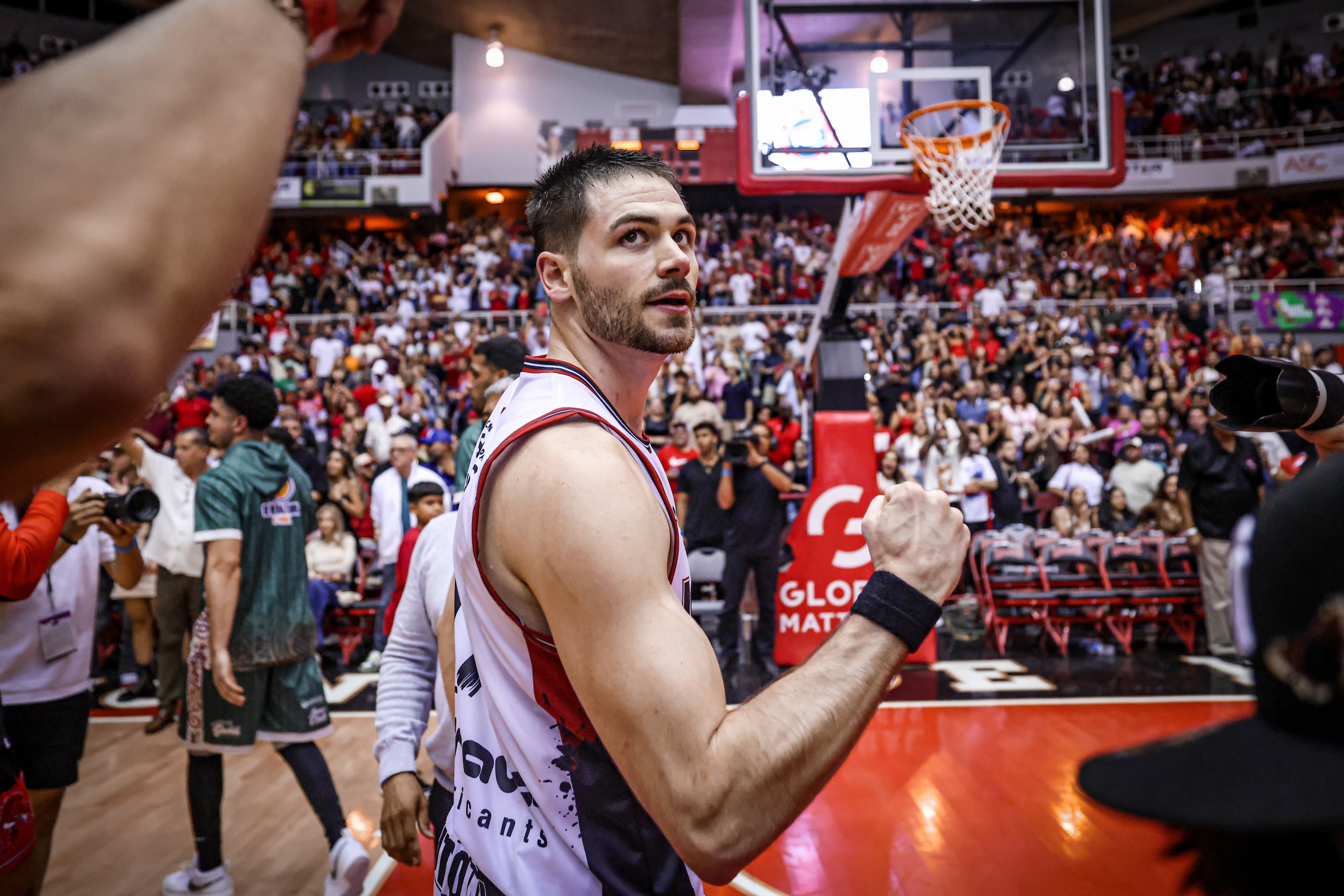 Matthew Mooney celebra el triple que puso a los Leones de Ponce a las puertas de la final del BSN.