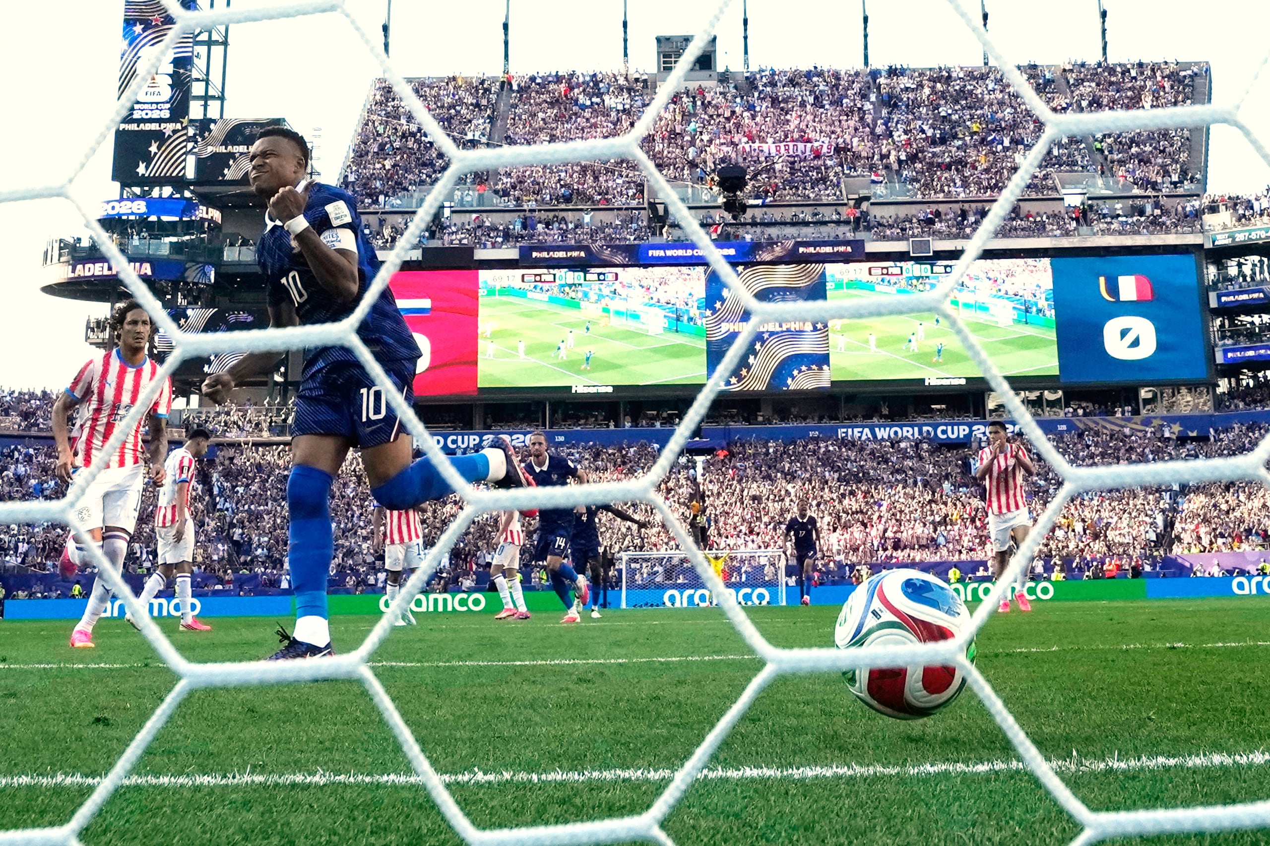 Kylian Mbappé festeja su gol de penal ante Paraguay en los octavos de final del Mundial.