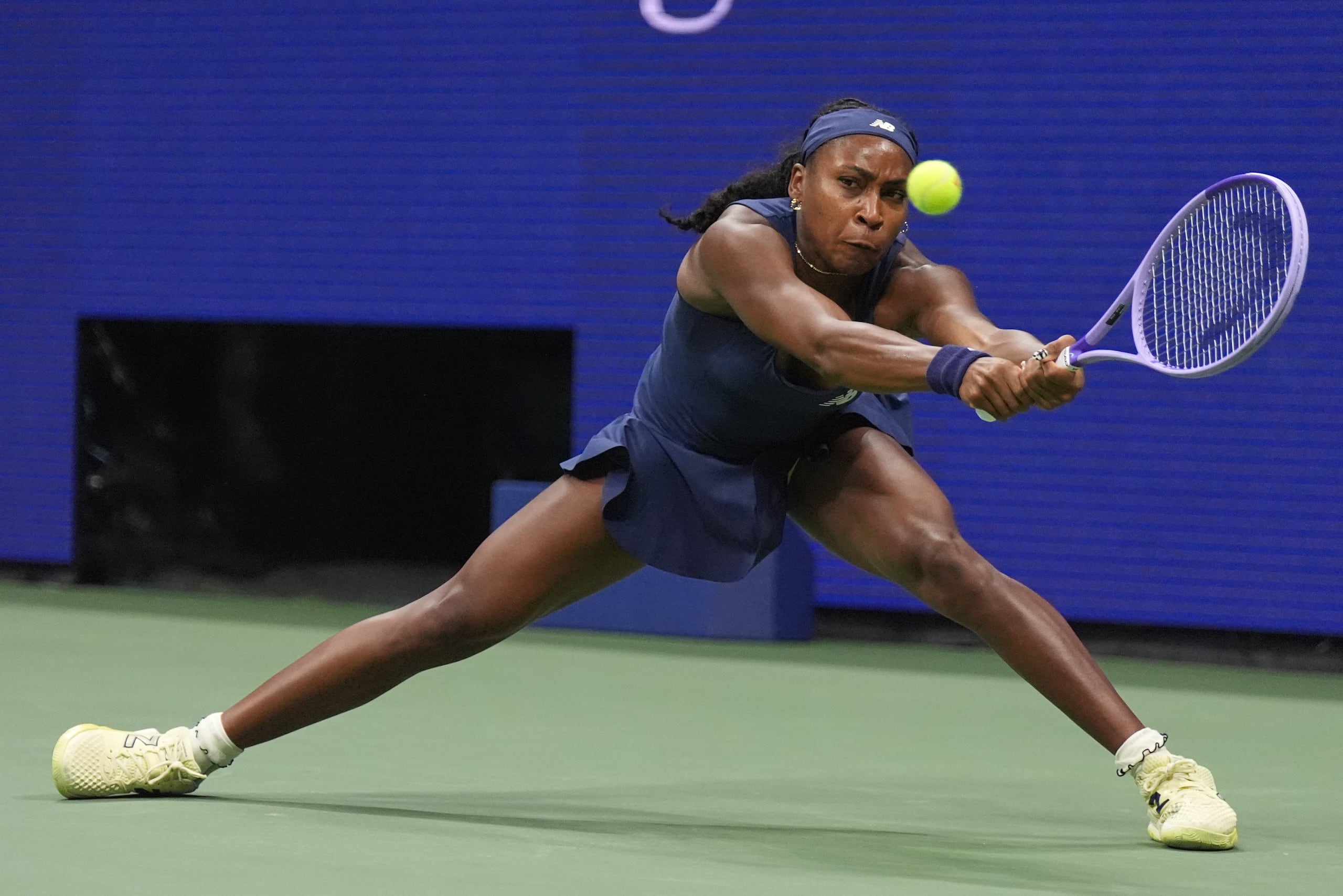 Coco Gauff devuelve ante Zeynep Sonmez durante la primera ronda del US Open.