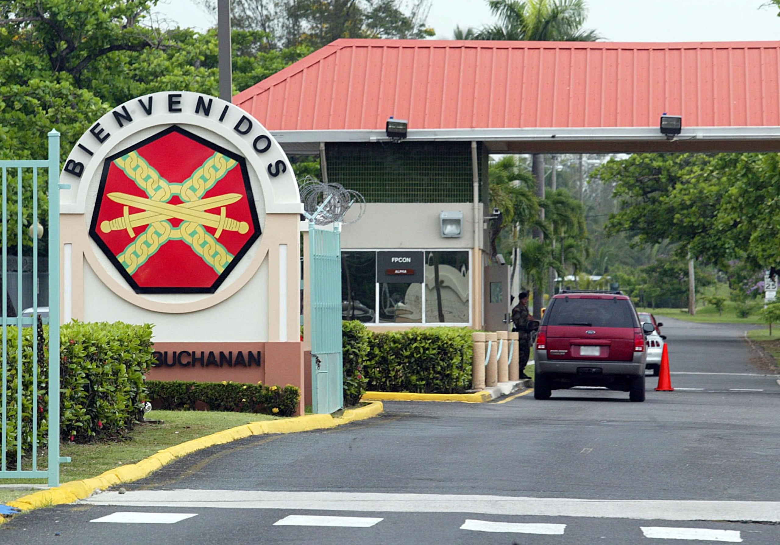 En la foto la entrada del Fort Buchanan, en Guaynabo, una de las instalaciones que no recibirían el dinero. (GFR Media)