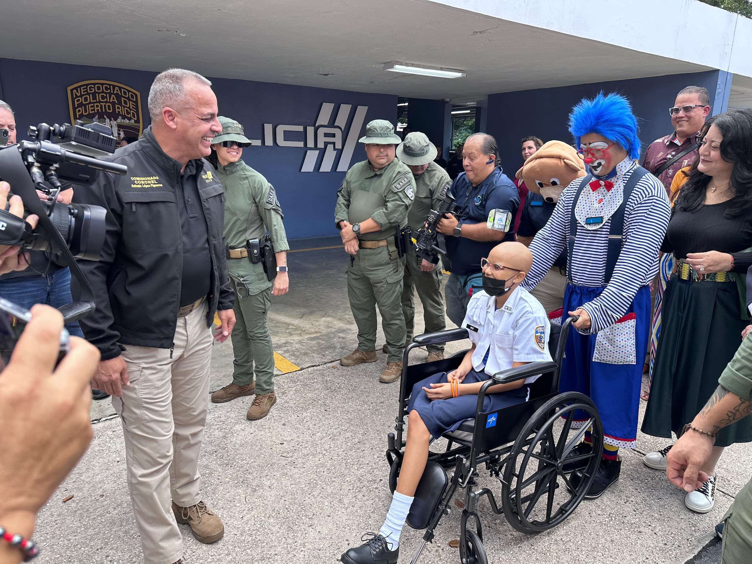 La niña Judellys Adlín Cruz Rivera visitó al comisionado del Negociado de la Policía, Antonio López Figueroa, para agradecer por la recaudación de donativos para lograr su sueño de viajar a Disney World, a través de la fundación Make-A-Wish.