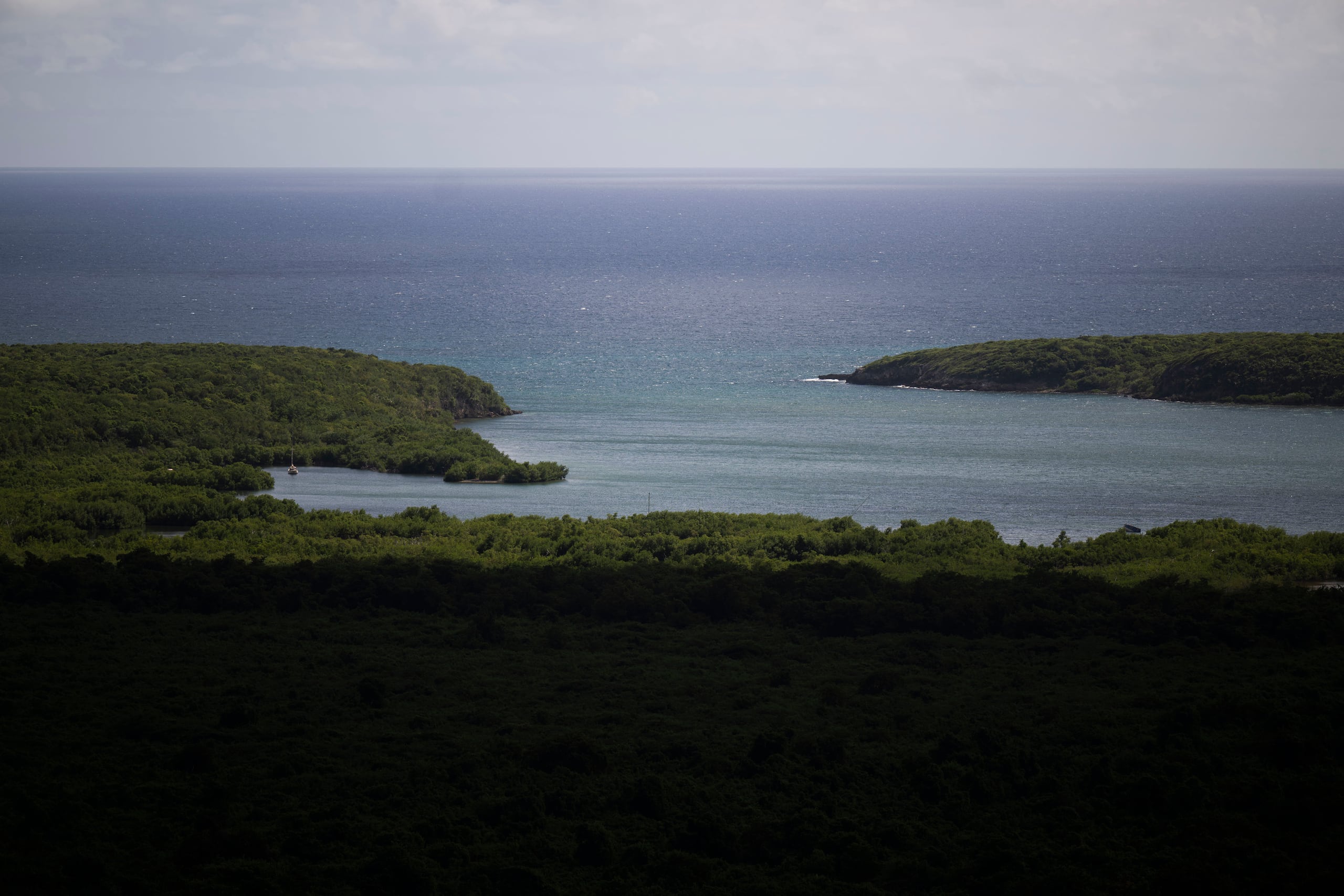 La embarcación fue detenida a menos de una milla náutica (1.8 kilómetros) al sur de Vieques.