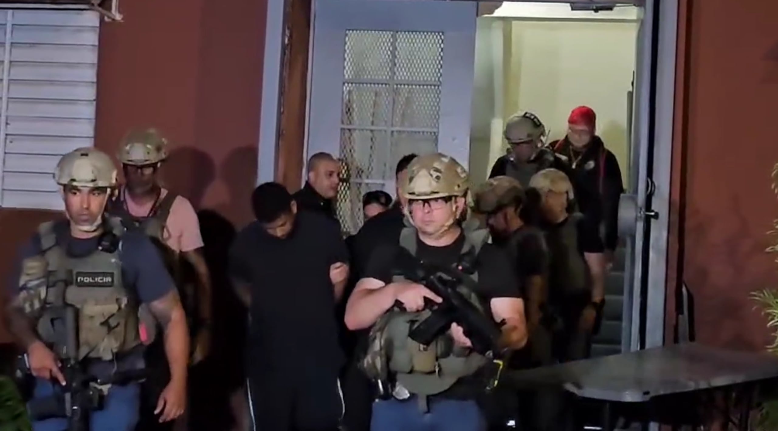 Según el informe de las autoridades, Neysha Canales, de 27 años, y Joel Torres Novoa, de 33, fueron detenidos en un apartamento del edificio 61 del complejo de vivienda pública, donde se diligenció una orden de registro y allanamiento expedida por la jueza Rocío Alonzo y consultada con la fiscal Melba López.