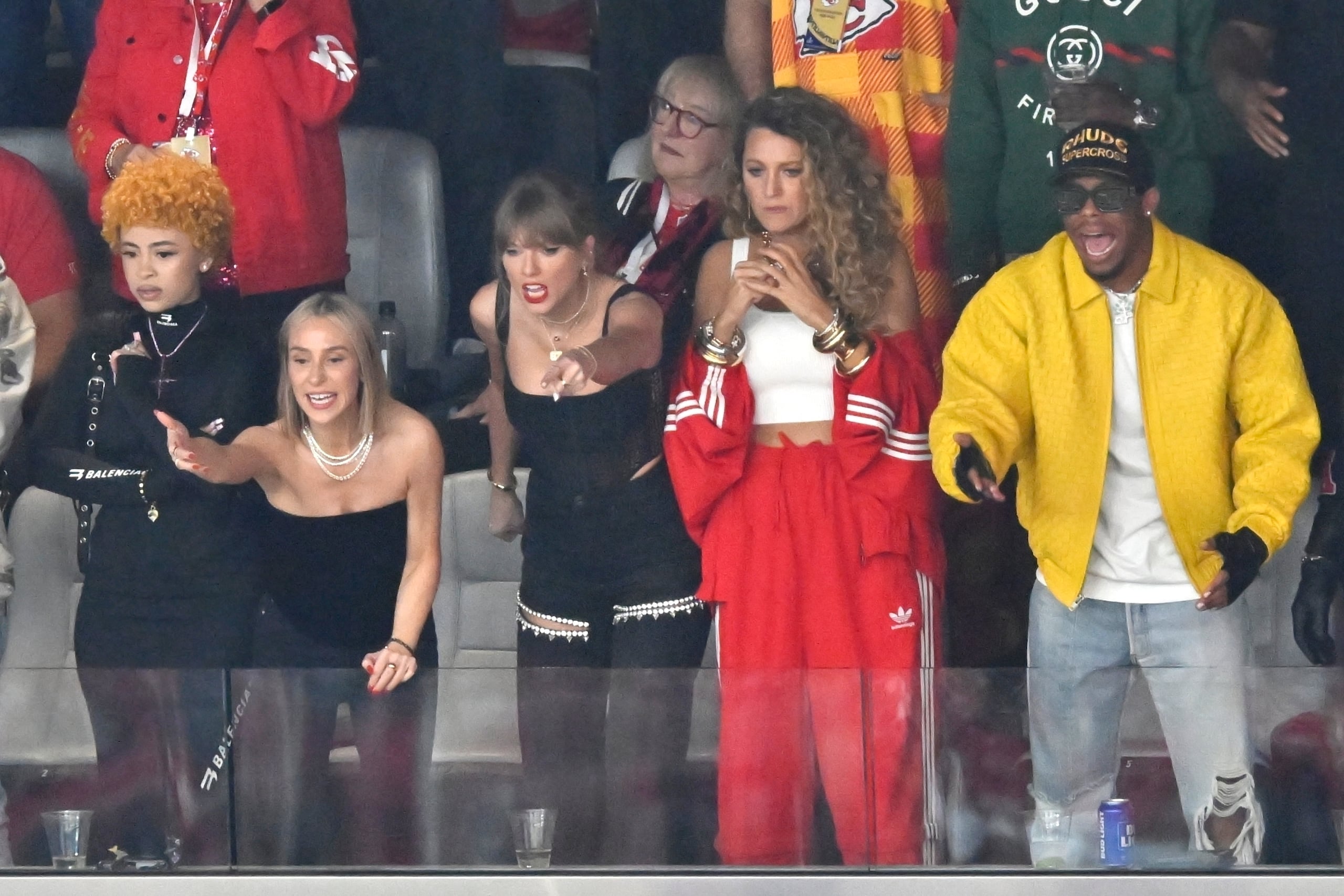 Ice Spice, Ashley Avignone, Taylor Swift y Blake Lively reaccionan durante la primera mitad del Super Bowl 58 de la NFL entre los 49ers de San Francisco y los Chiefs de Kansas City.