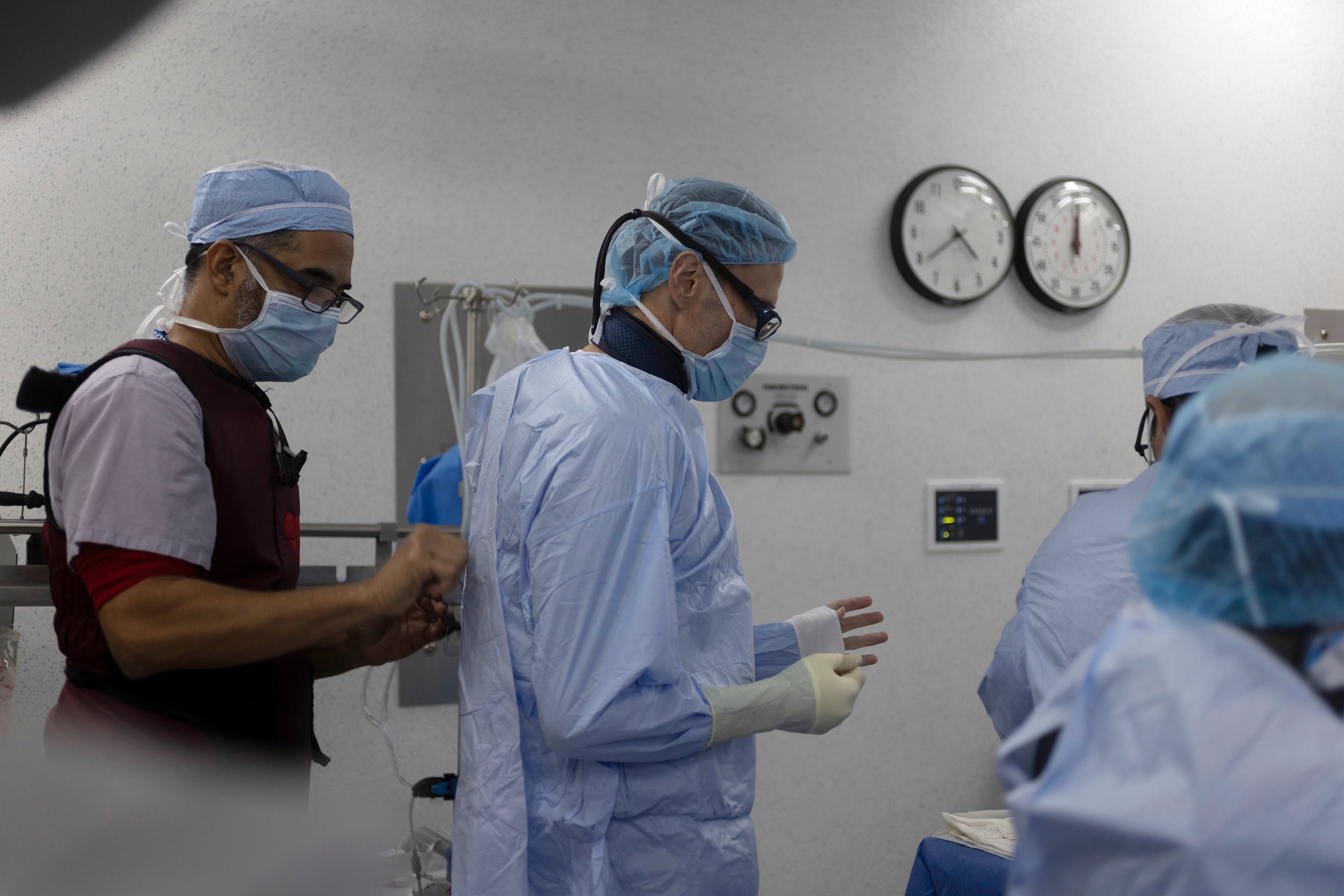 El martes, el presidente del Colegio de Médicos Cirujanos afirmó en una entrevista radial que no se habían realizado cirugías en la institución ese día por falta de personal médico.