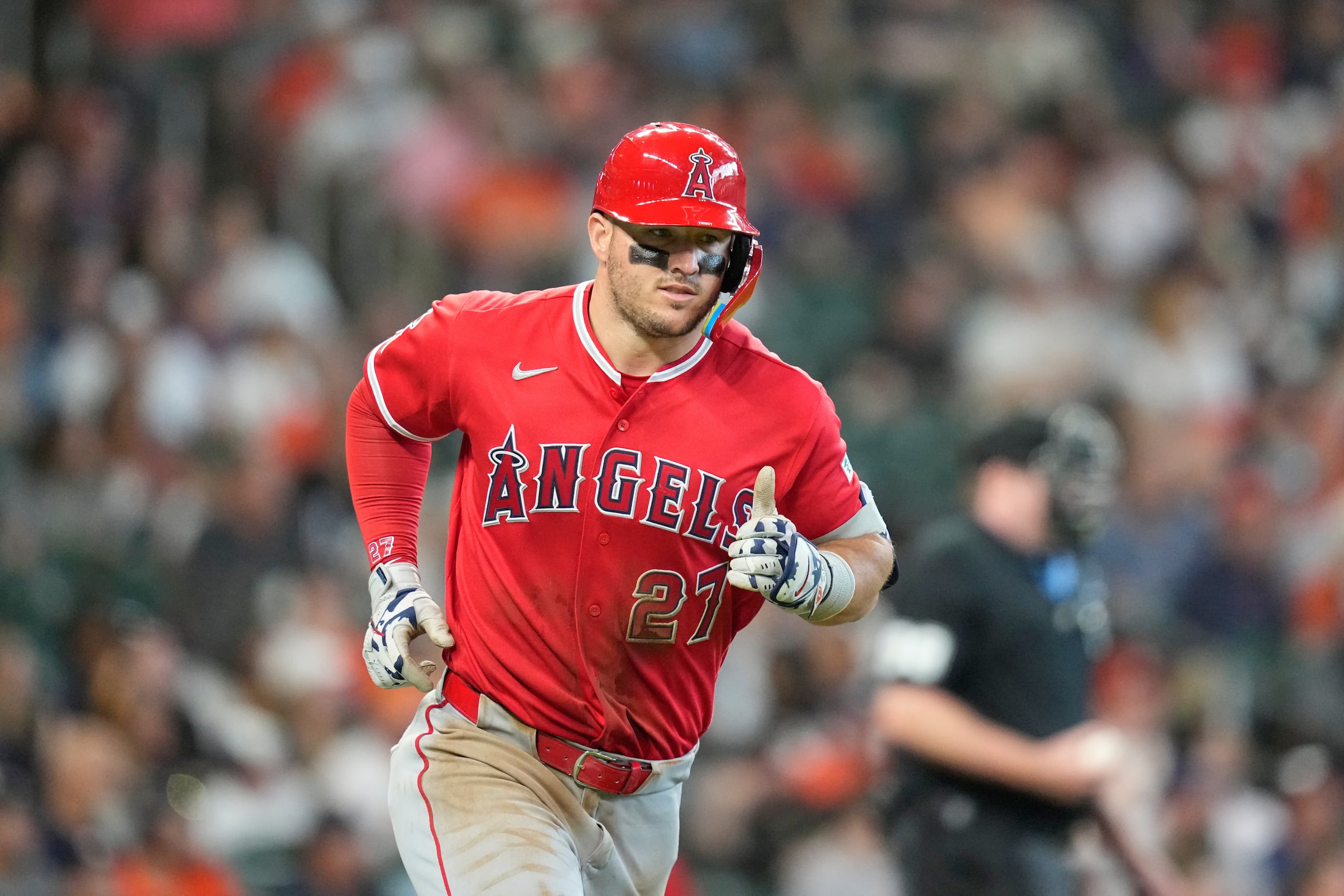 Mike Trout corre las bases después de conectar un cuadrangular ante los Astros de Houston.