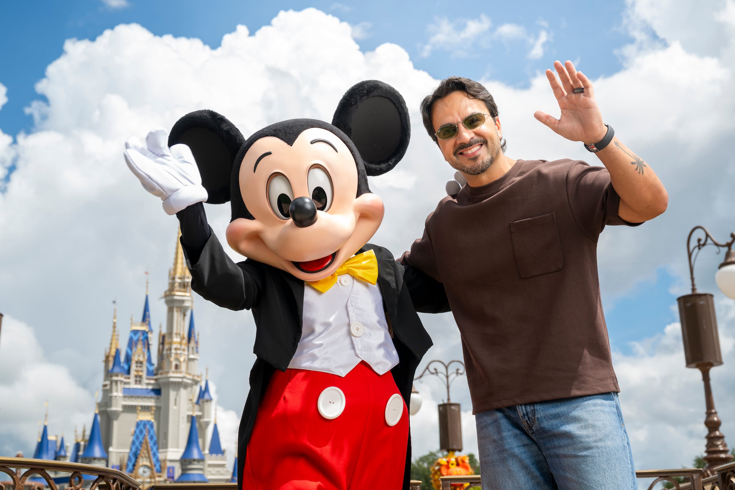 Luis Fonsi en uno de sus encuentros para resaltar su amor por la música y por su origen boricua.