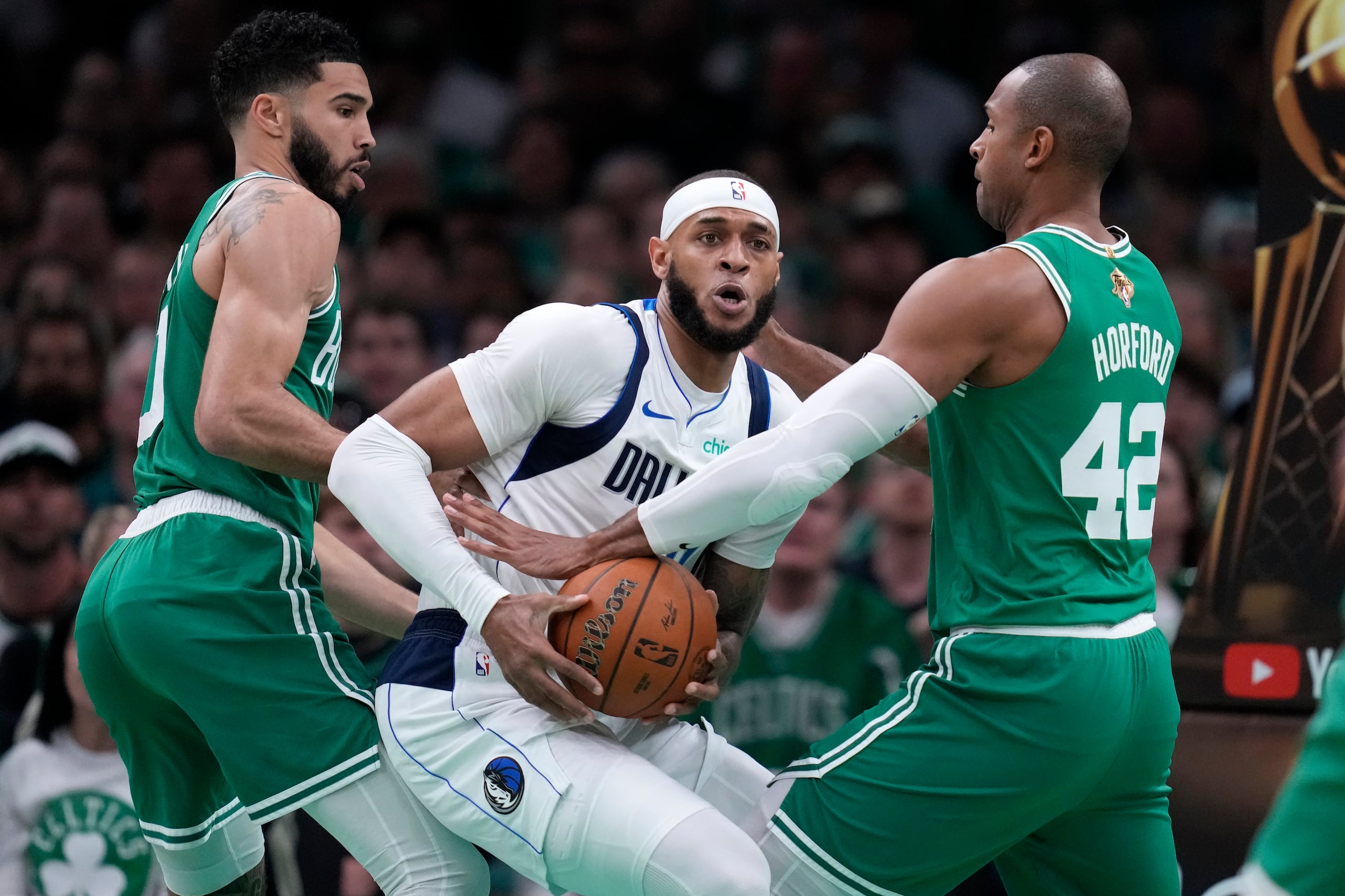 Al Horford a la derecha aparece aquí en una jugada defensiva ante Daniel Gafford de los Mavericks.