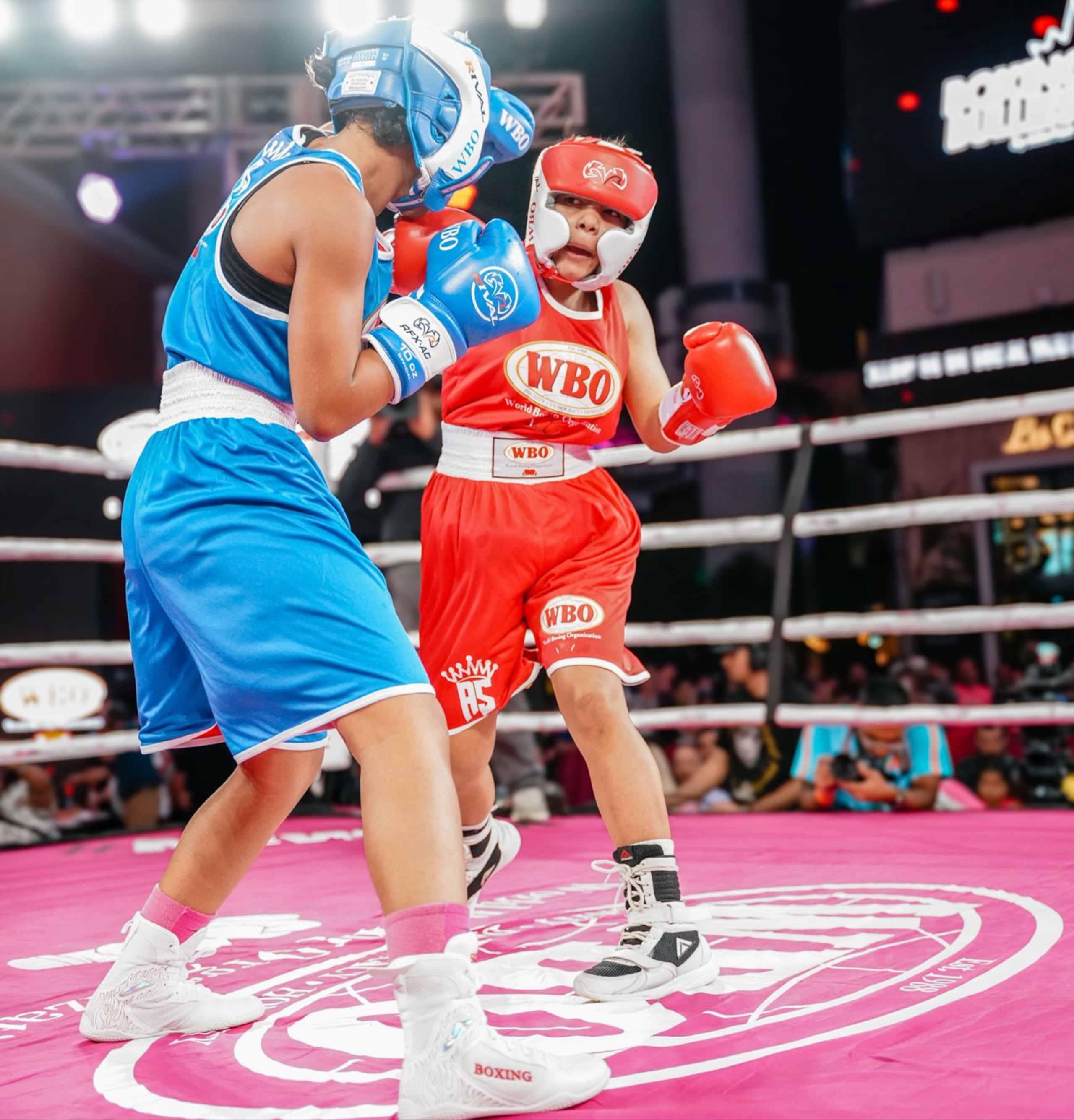 Dos boxeadoras durante el primer Amanda Serrano Championships celebrado en el Distrito T-Mobile.