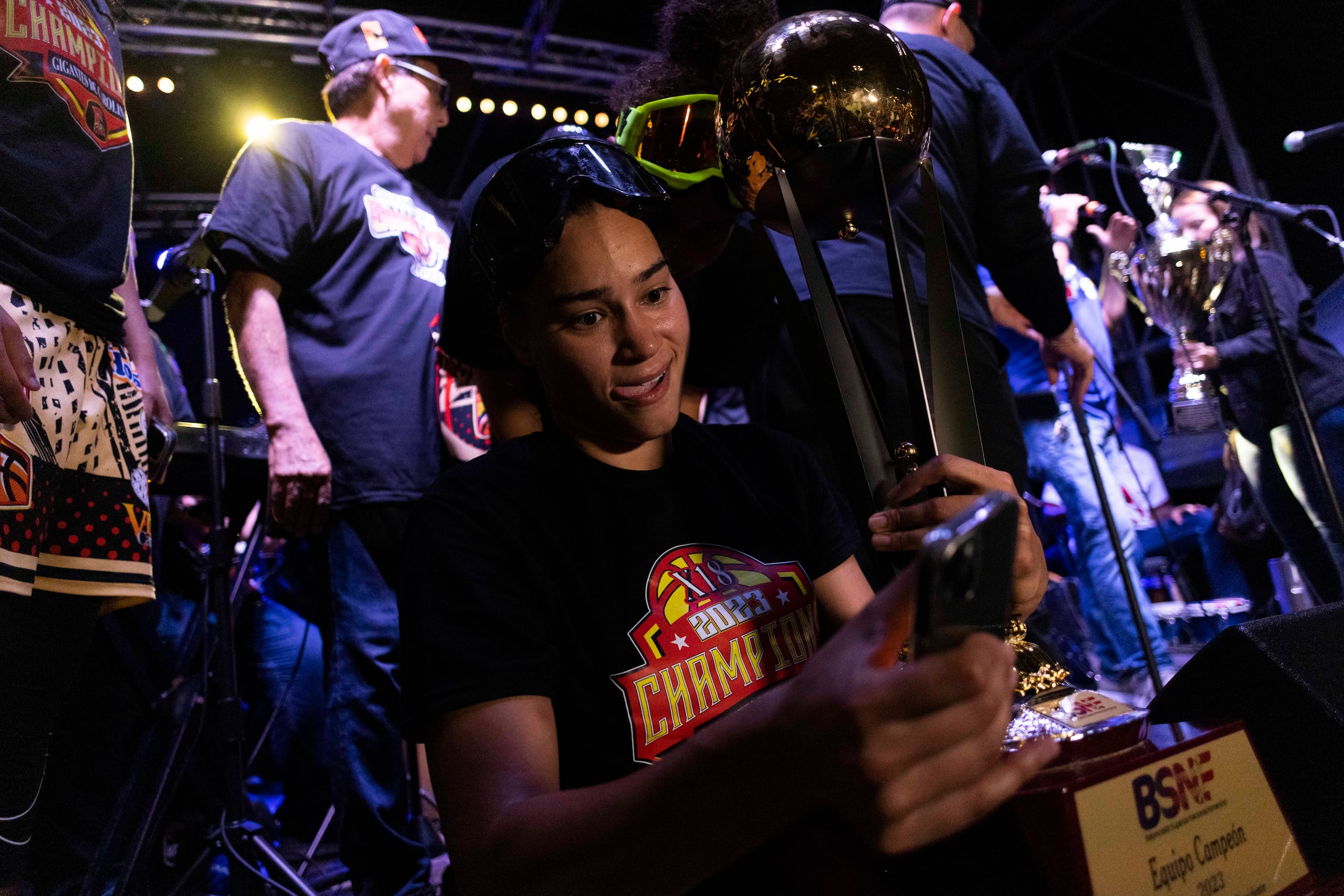 Tayra Meléndez junto al campeonato del Baloncesto Superior Nacional Femenino.