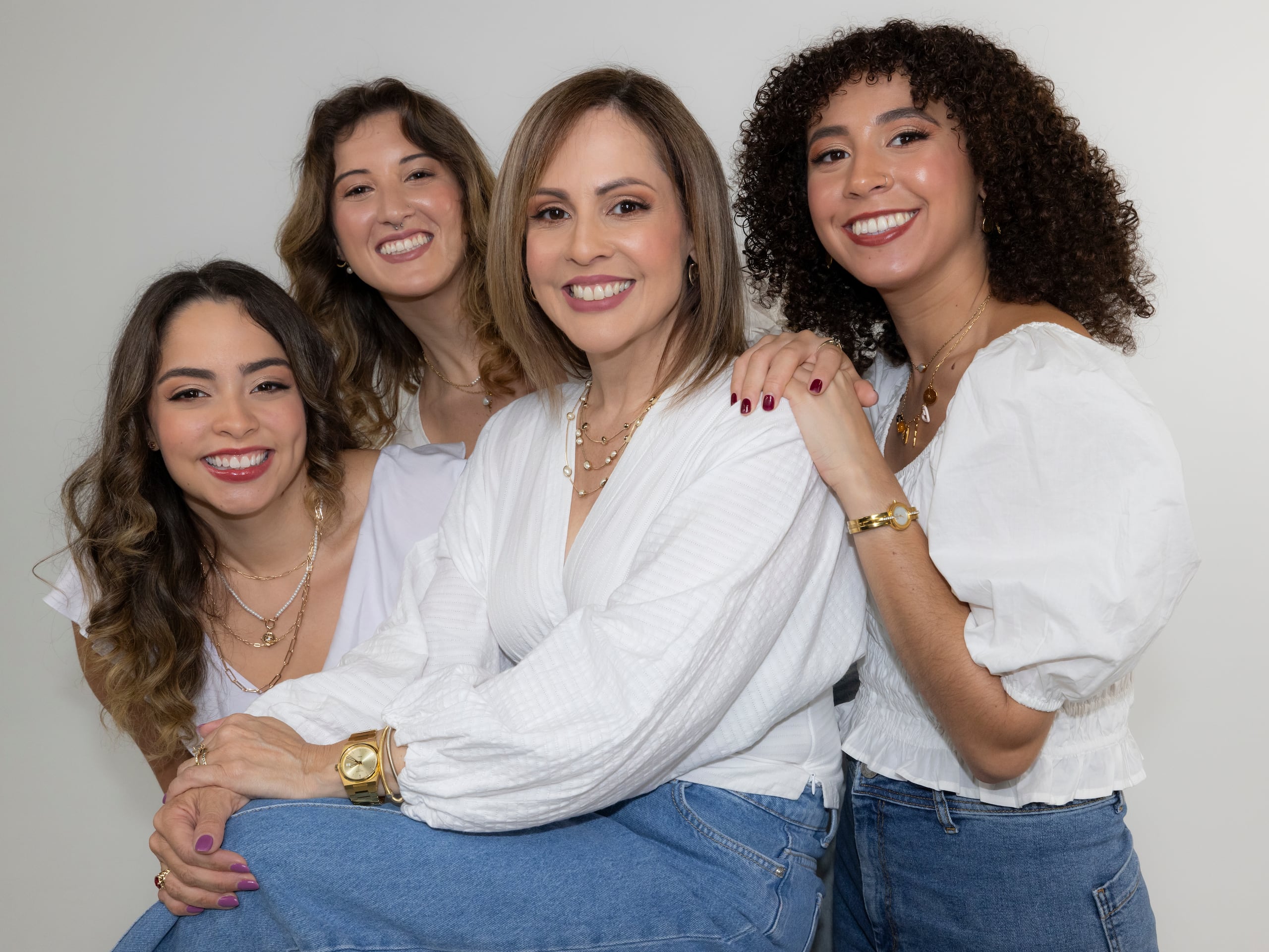 Brendaliz Ávila Rodríguez junto a tres de sus cinco hijas: Alejandra Liz, Isabel Margarita y Valeria Isabel.
