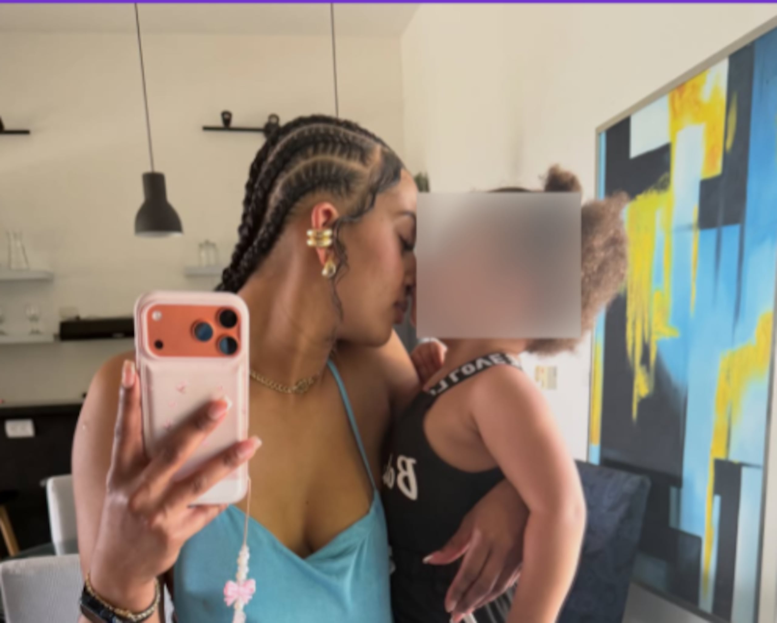 Guillersis Claudio, conocida en redes sociales como “La Negra del Swing”, y su hija Amanda.
