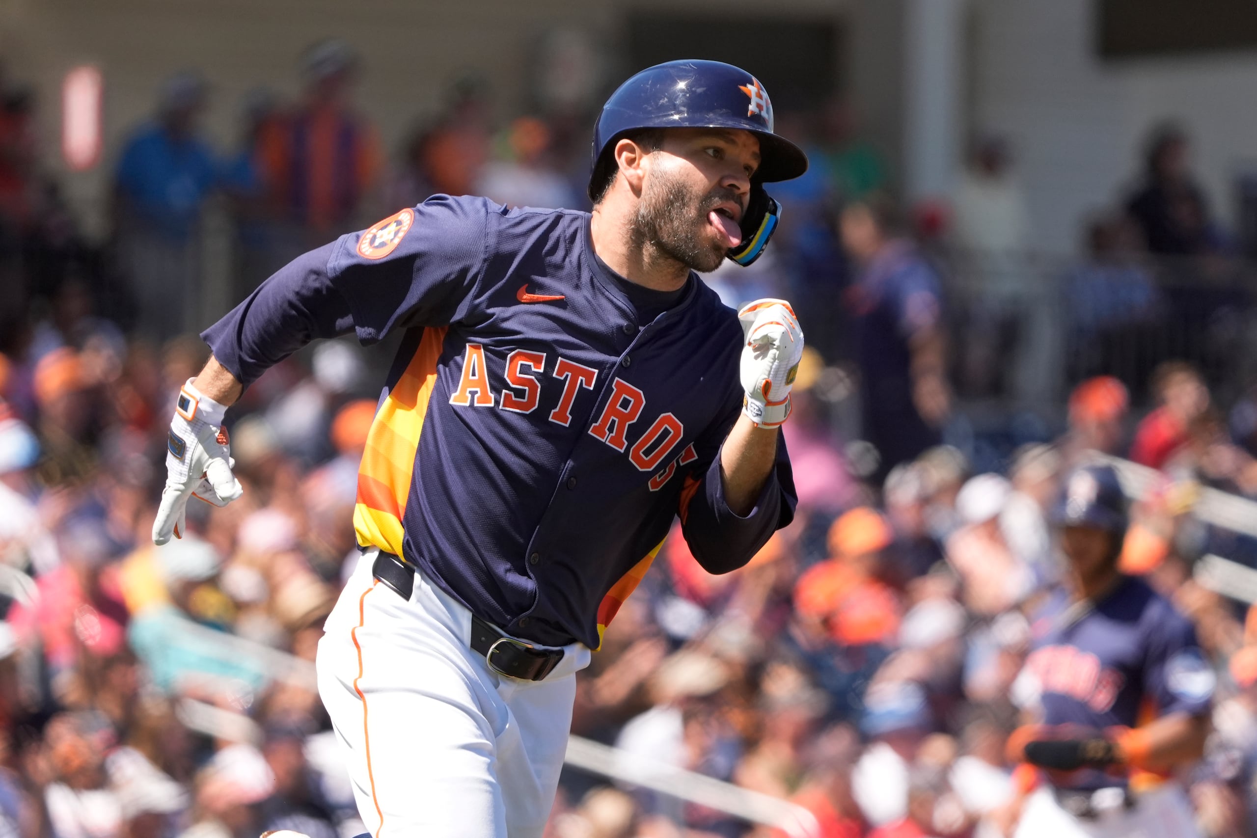 José Altuve de los Astros de Houston tras batear un sencillo en un juego de pretemporada ante los Tigres de Detroit.