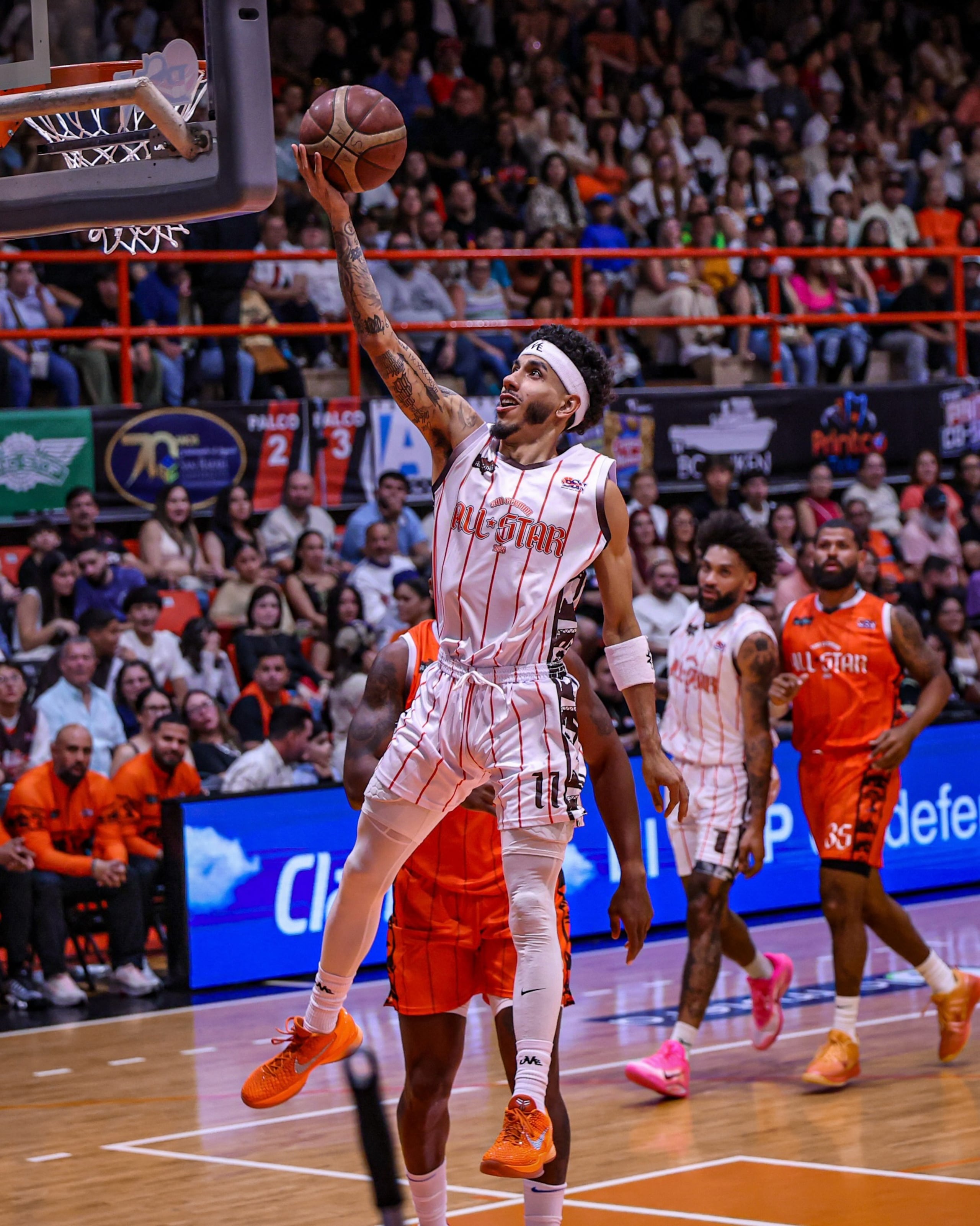 André Curbelo, del equipo de la Conferencia B, se apresta a anotar contra la escuadra de la Conferencia A durante el Juego de Estrellas 2026 del BSN.