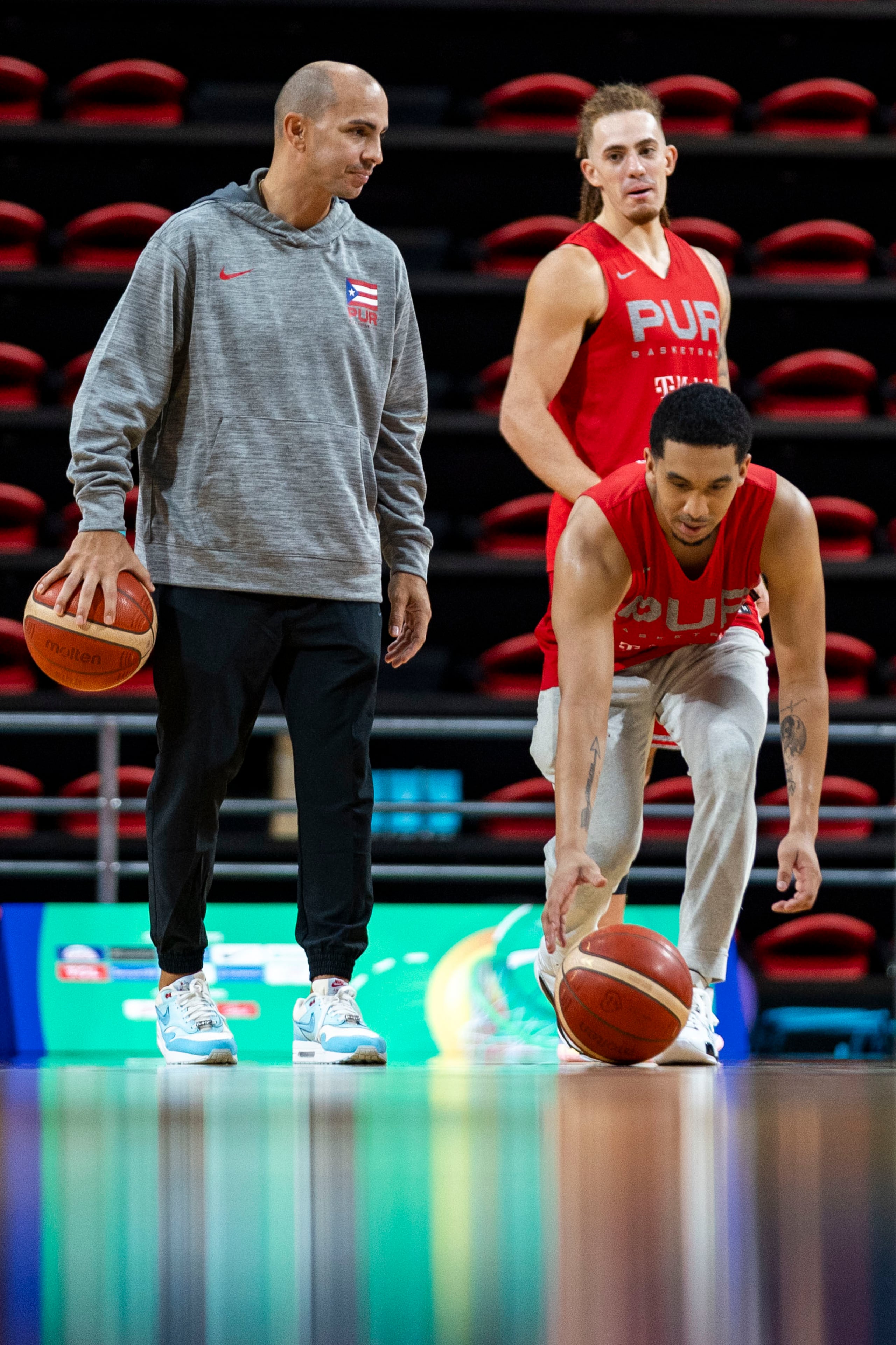 Carlos Arroyo y Tremont Waters durante el Mundial de FIBA 2023. En el fondo, Isaiah Piñeiro.