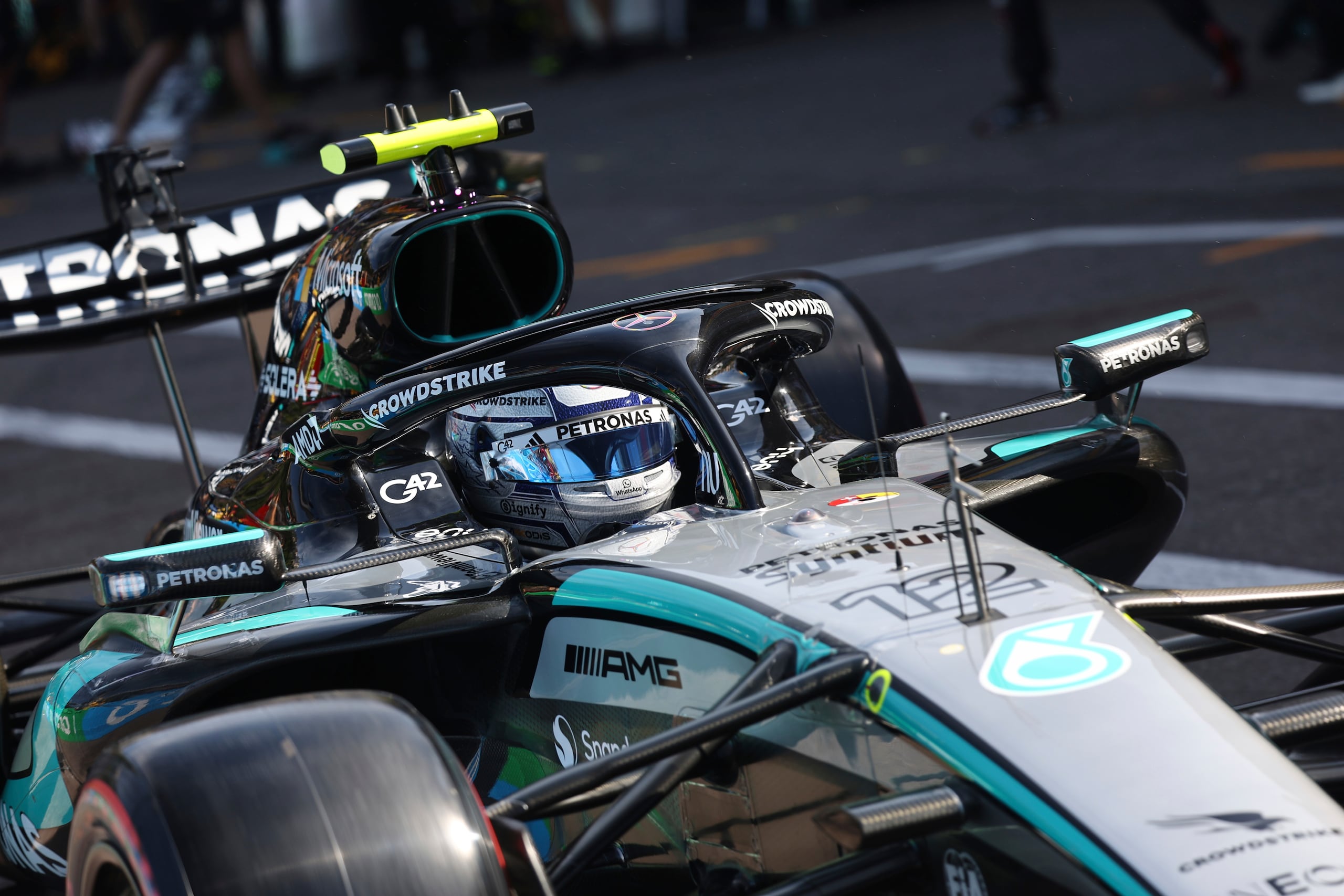 El piloto italiano de Mercedes, Kimi Antonelli, conduce su monoplaza durante la sesión de clasificación del Gran Premio de Mónaco de Fórmula 1.