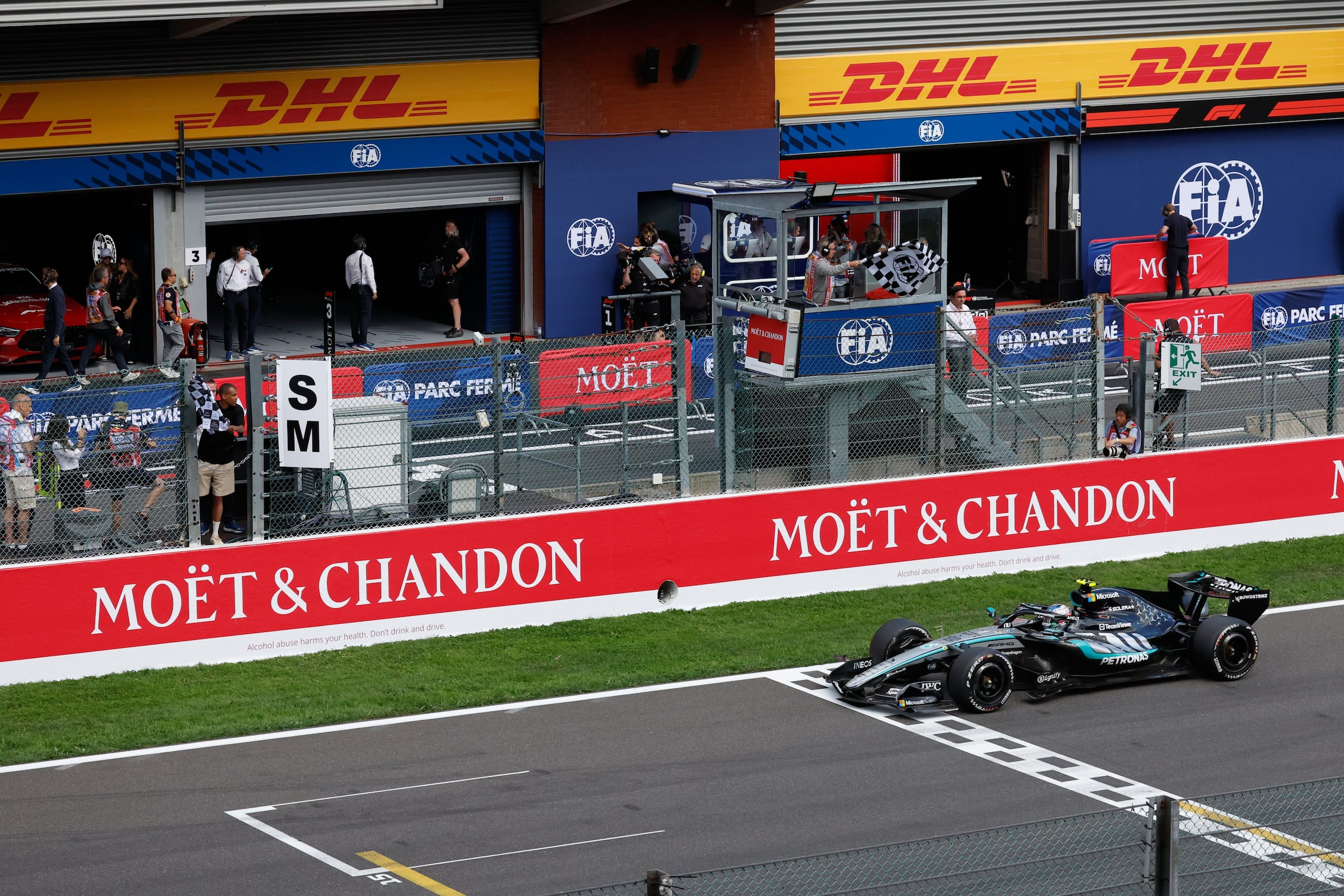 La bandera a cuadros ondea mientras el italiano Kimi Antonelli de Mercedes.