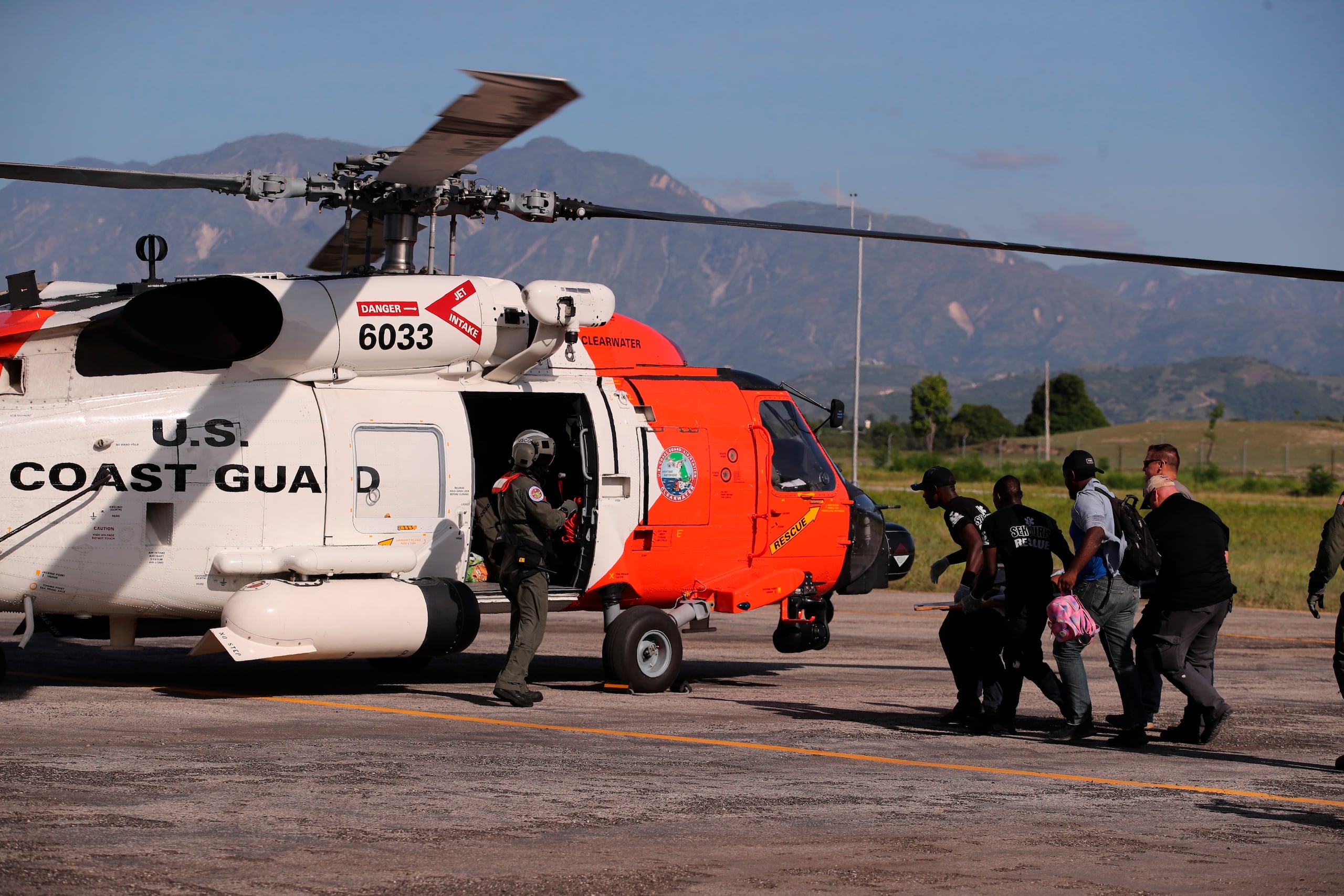 El Gobierno de Estados Unidos desalojó también a una quincena de sus ciudadanos con un vuelo de helicóptero de Puerto Príncipe (la capital de Haití) a República Dominicana.