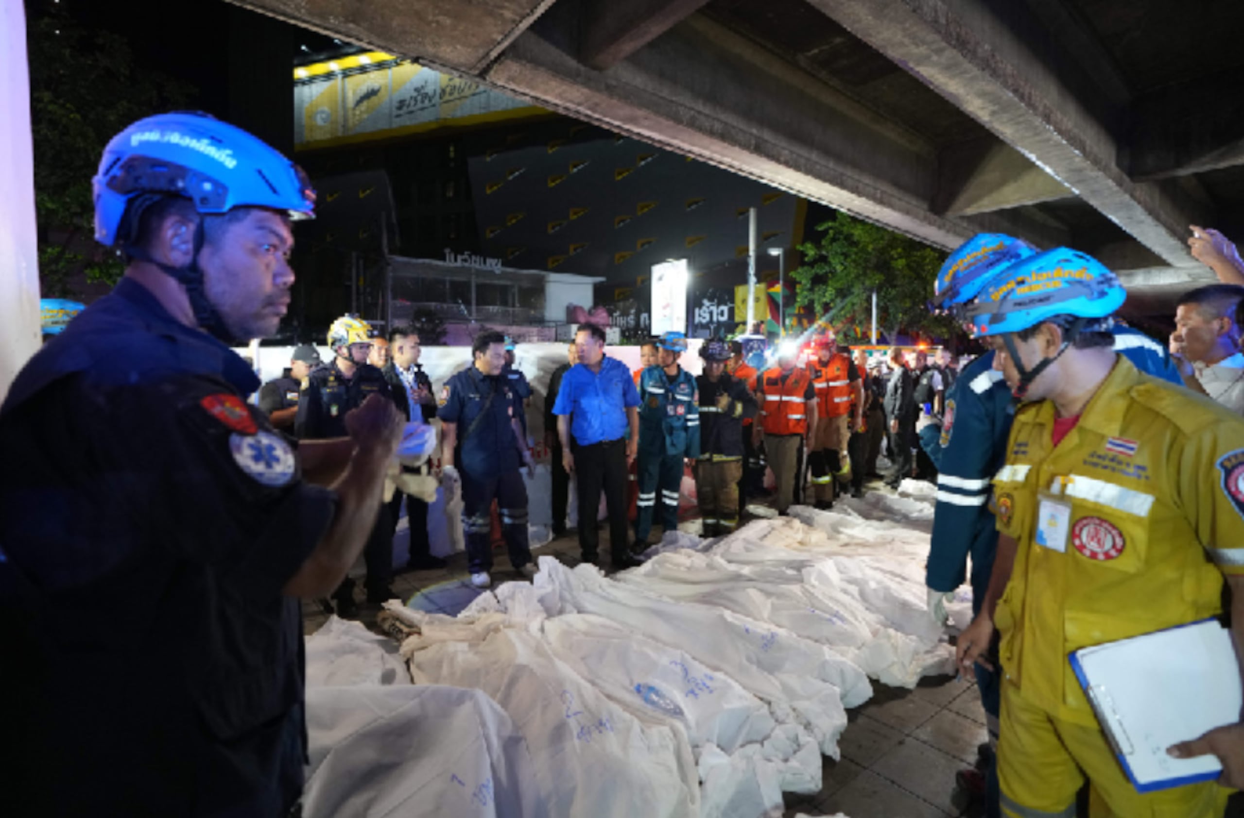 El primer ministro tailandés Anutin Charnvirakul (en azul) inspecciona el lugar del incendio en Bangkok, Tailandia, el 13 de julio del 2026. (AP foto/Sakchai Lalit)