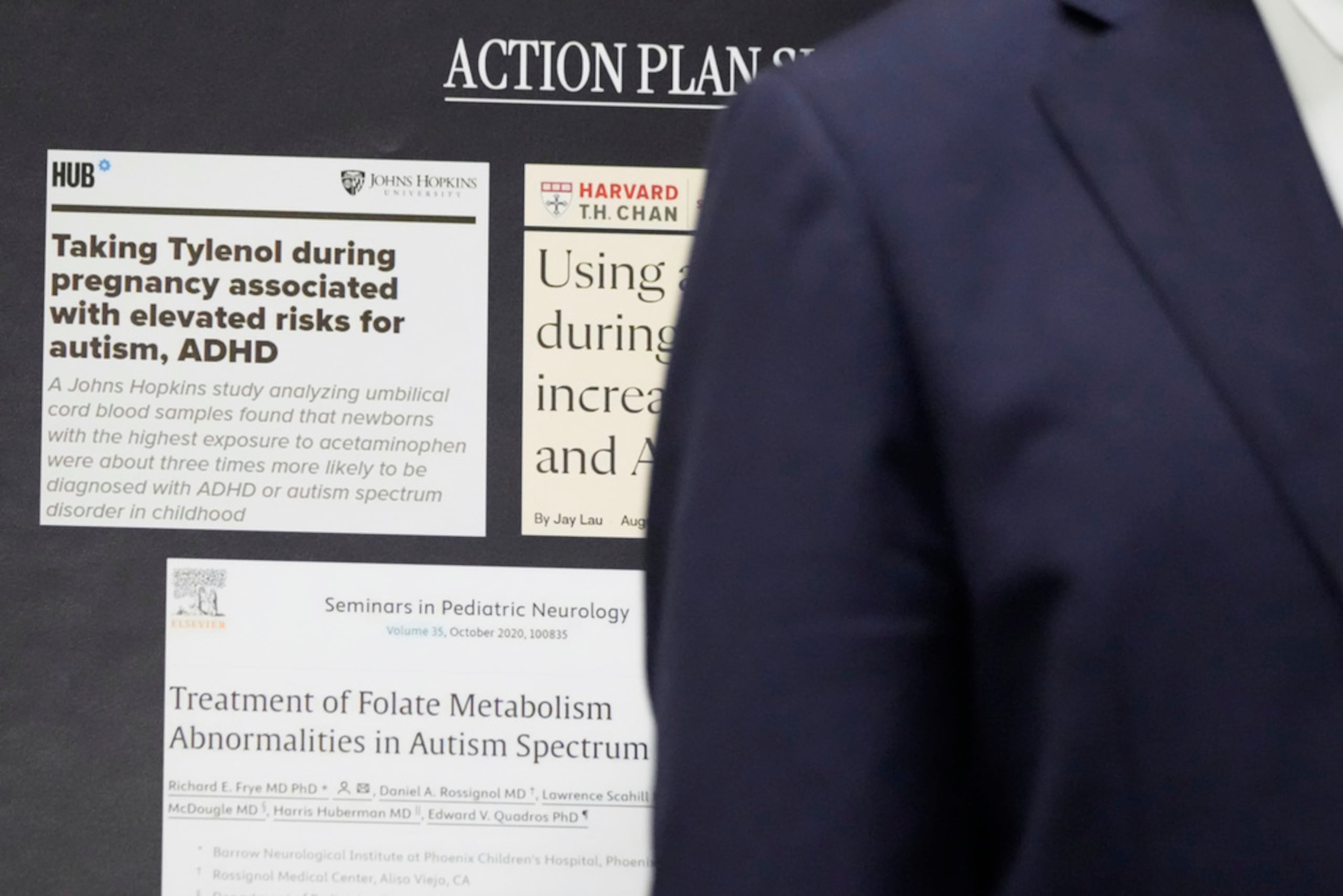 Durante la conferencia de prensa del presidente Donald Trump en la Sala Roosevelt de la Casa Blanca, se exhibió este cartel.