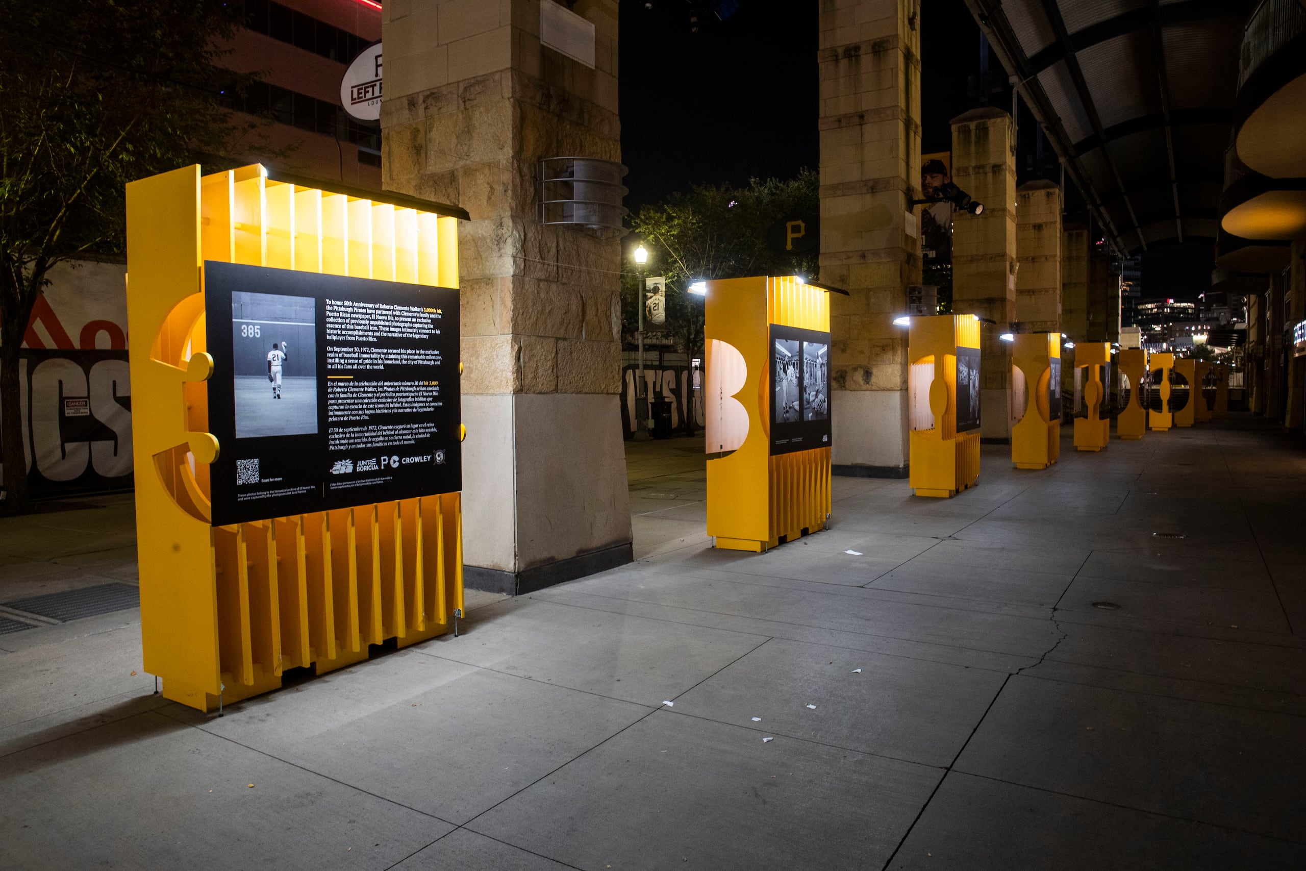 Aquí una foto de parte de la exhibición que GFR Media montó en la entrada del PNC Park, hogar de los Pirates.