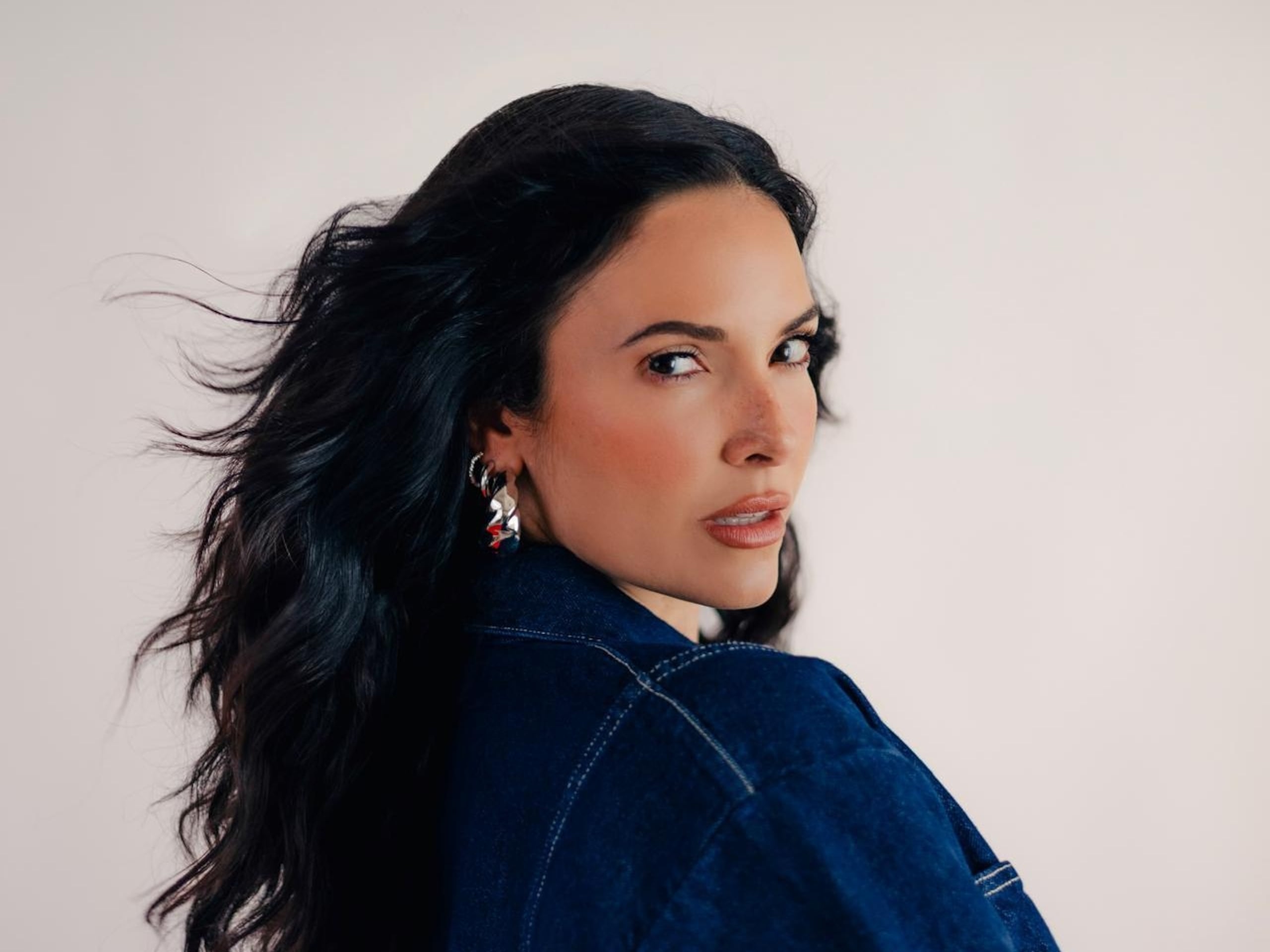 La directora de la Casa Estudio de "Objetivo Fama" deja claro que la disciplina y la consistencia serán claves para que los participantes se alcen victoriosos en el "reality" de Telemundo.
