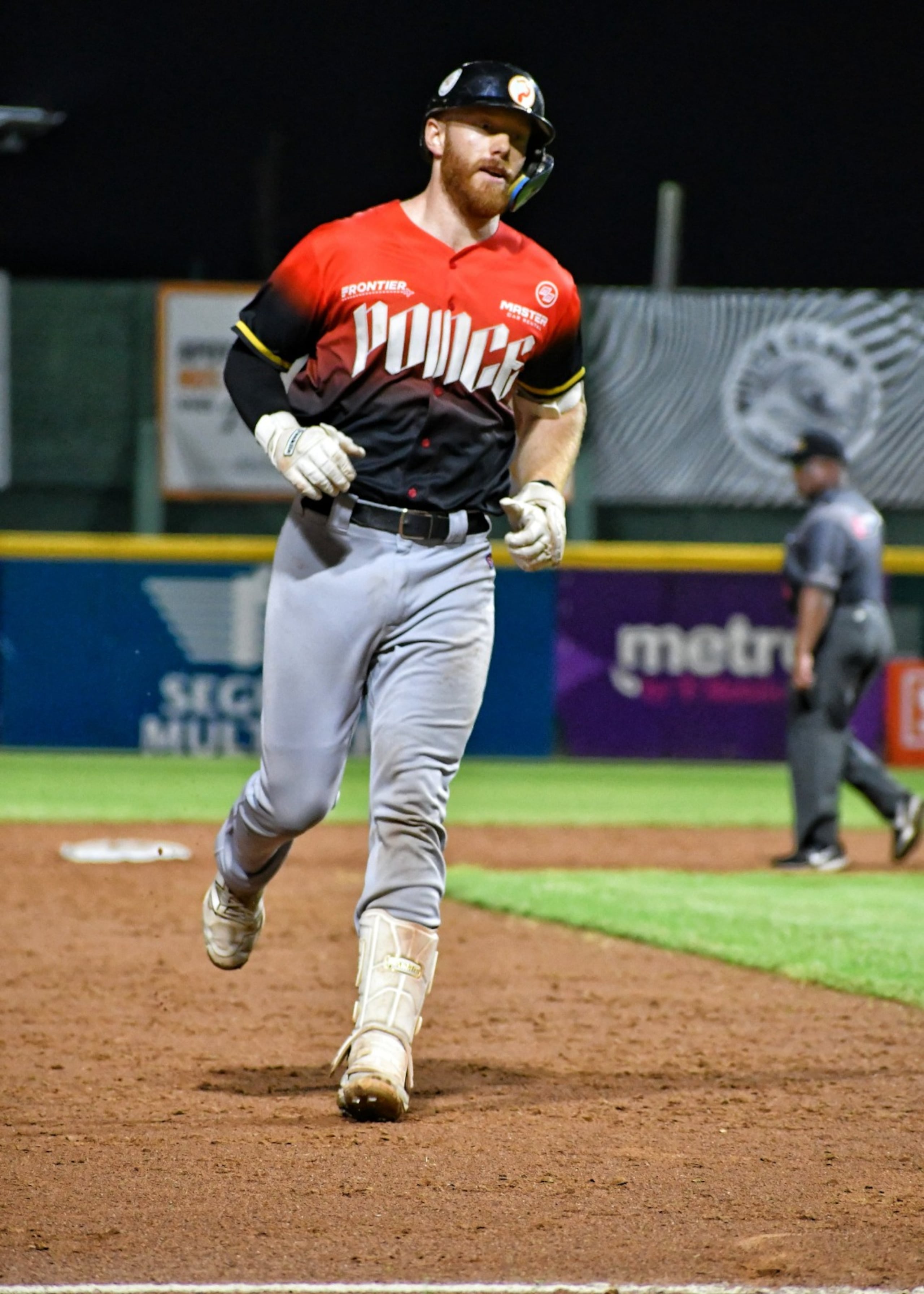 Will Simoneit corre las bases luego de pegar un cuadrangular en Caguas.