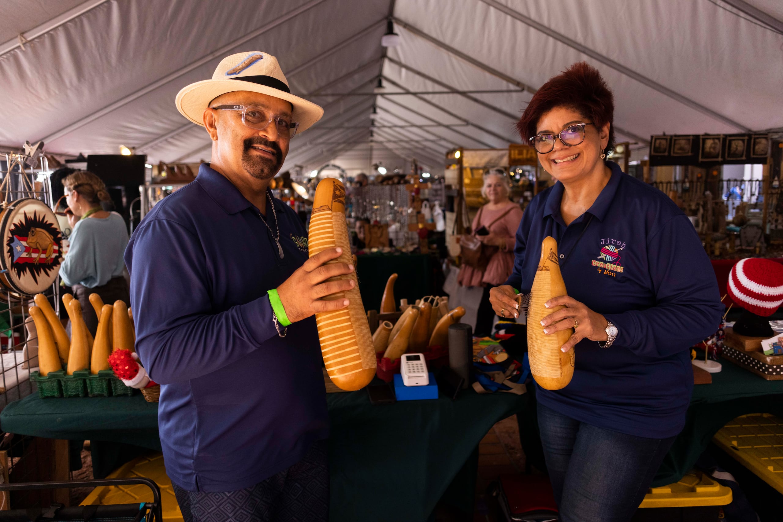 Entre la oferta de instrumentos artesanales en la feria destacan güiros, maracas, claves y palitos.