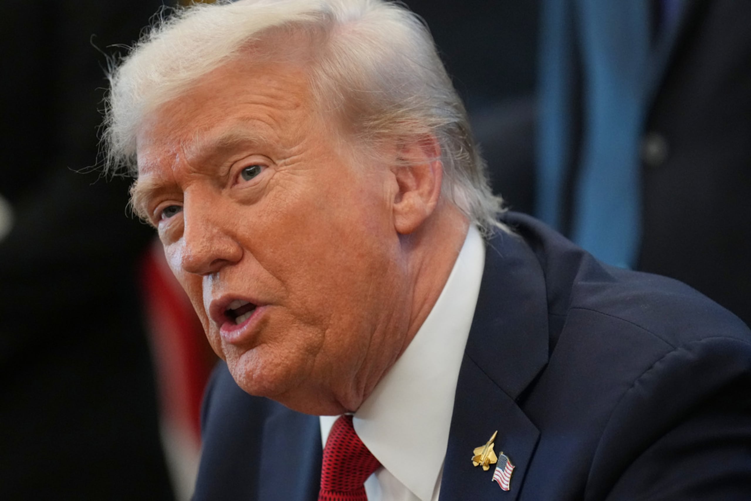 El presidente Donald Trump ordenó el envío de cientos de tropas de la Guardia Nacional como respuesta a las protestas contra las redadas y a lo que ve como “crimen rampante” en Chicago.