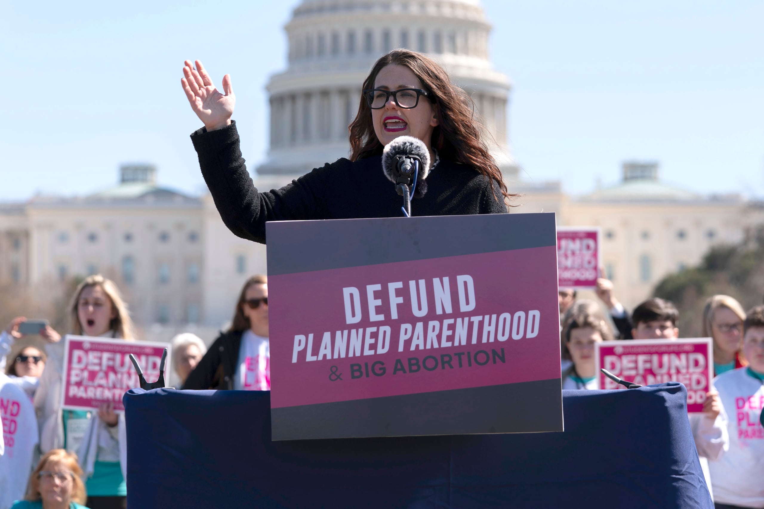 Kristan Hawkins, presidenta de Students for Life of America, habla durante una manifestación contra el aborto en el Capitolio en Washington, el jueves 27 de marzo de 2025. (AP foto/Jose Luis Magana)