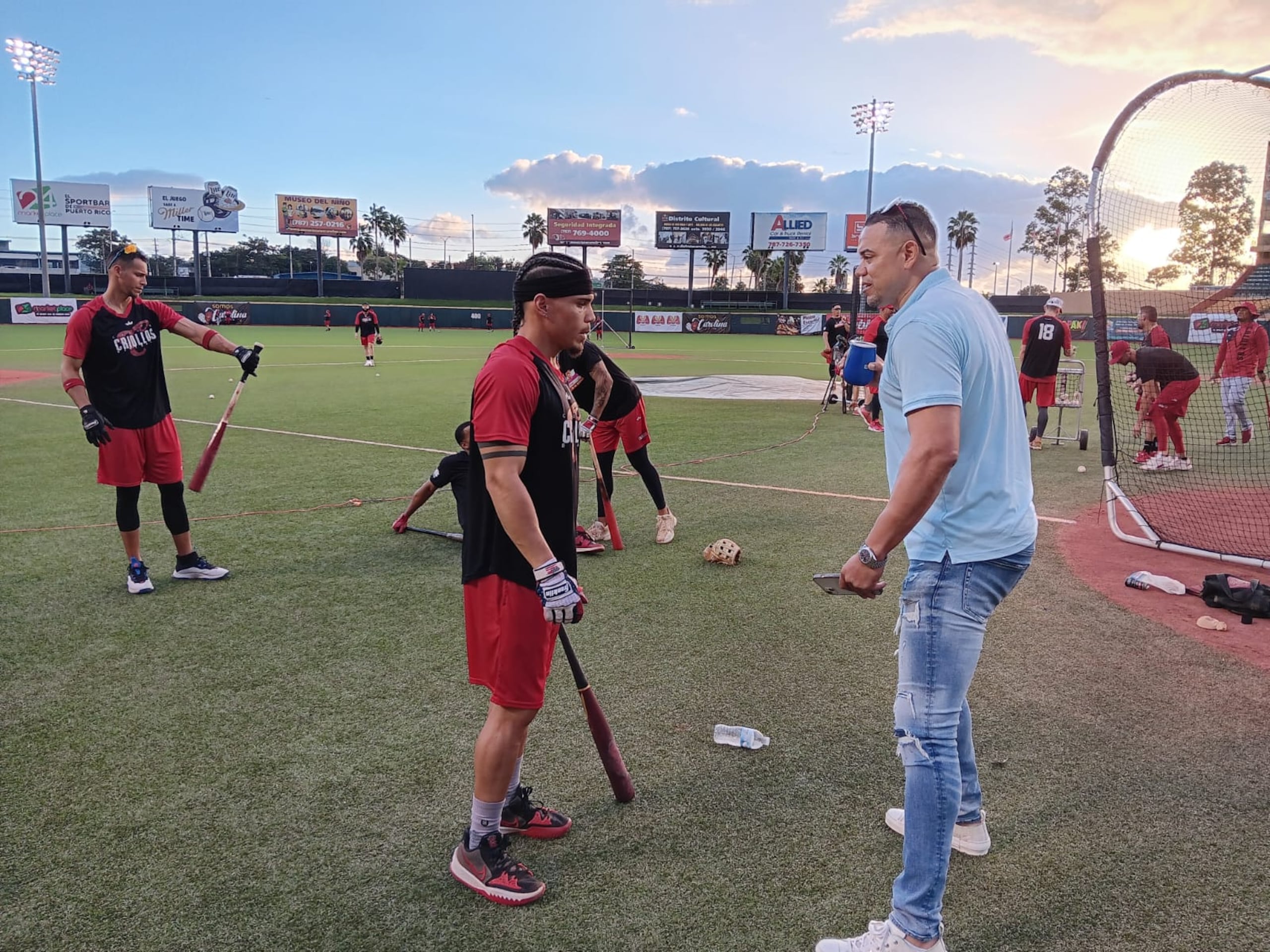 Alex Cintrón no perdió tiempo para dar su ayuda a los bateadores de Caguas, equipo para el que se desempeña a la distancia como asistente del gerente general.