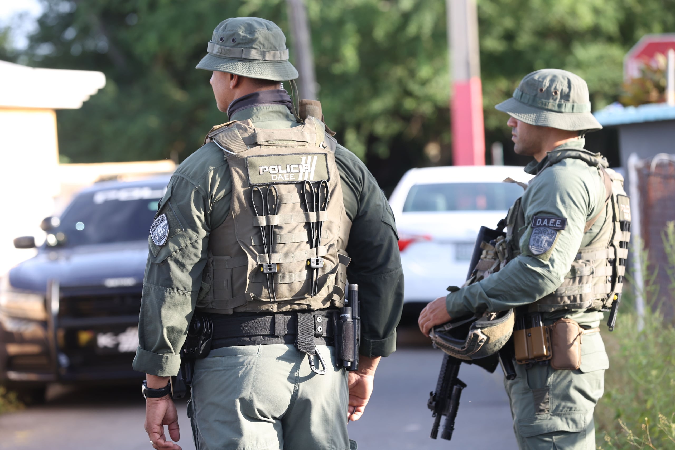 Agentes de la División de Inteligencia y Arrestos, intervinieron con dos adultos y un menor, en el residencial Jardines del Paraíso, en Río Piedras.